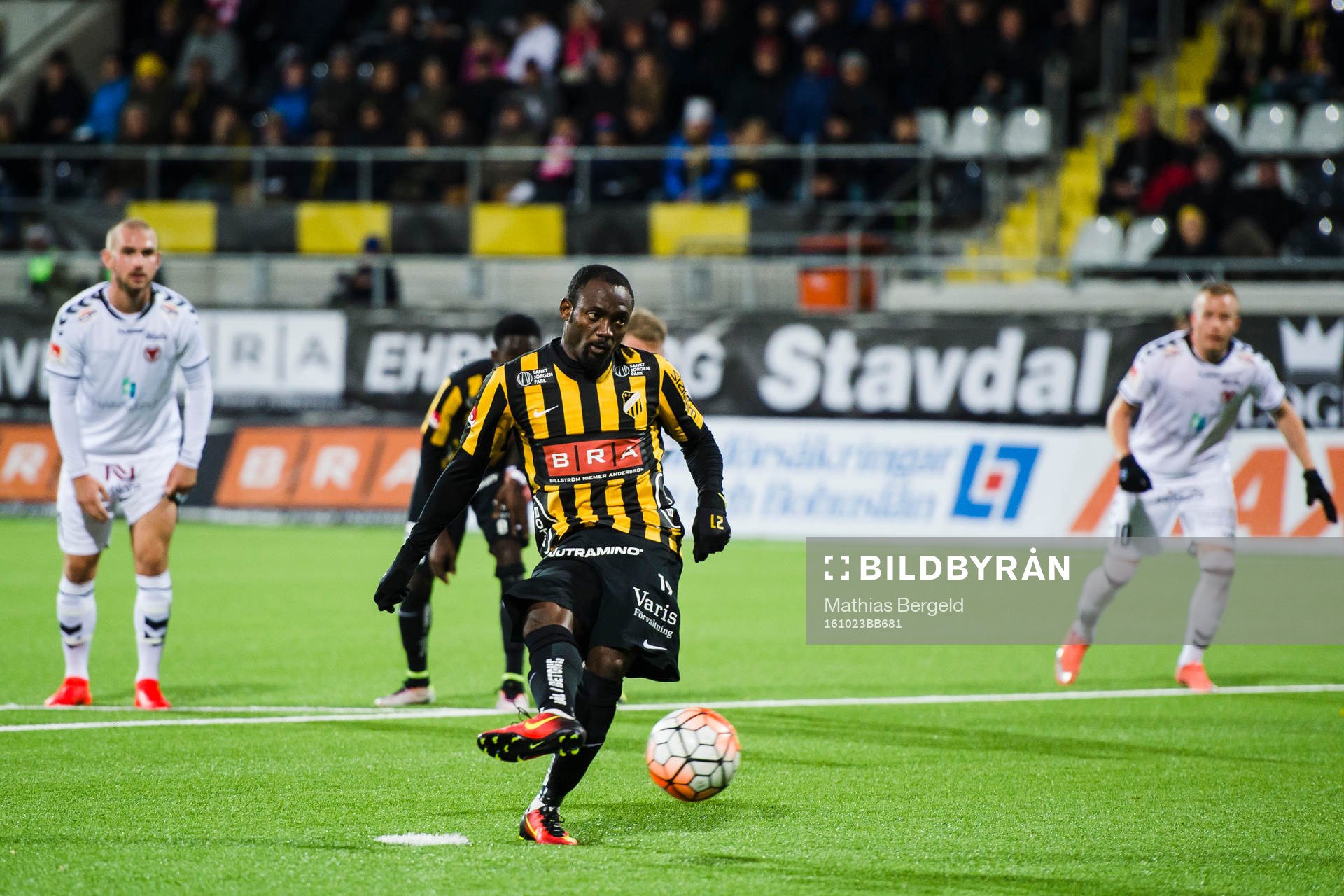 Häckens John Owoeri gör 1-1-målet på straff