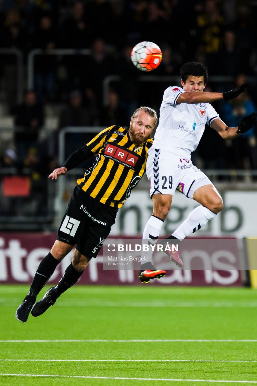 Häckens Emil Wahlström i nickduell med Kalmars Romário