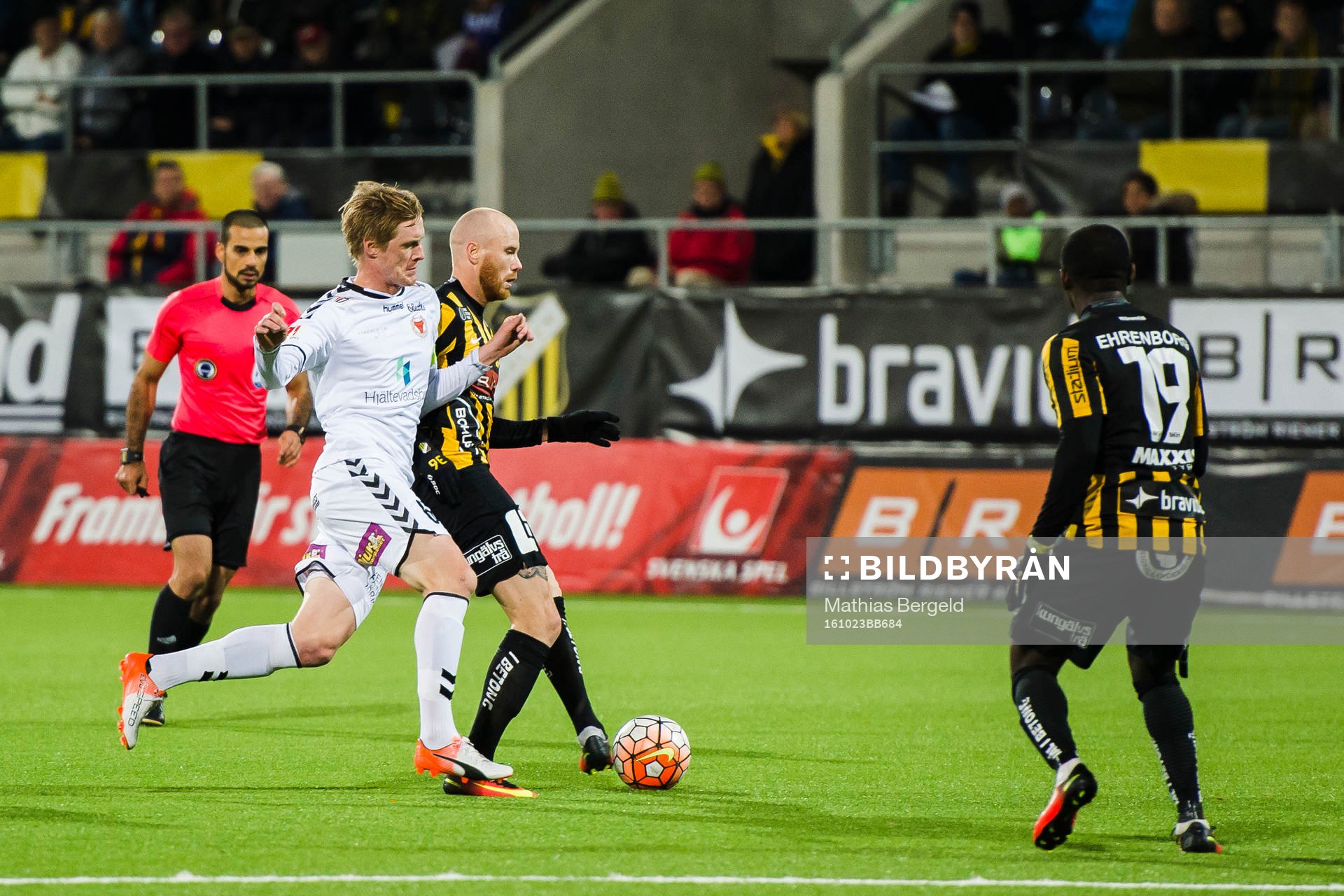 Kalmars Rasmus Elm i kamp om bollen med Häckens Alexander