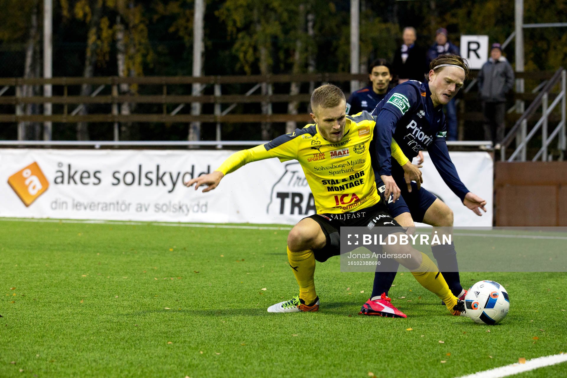Mjällbys Kevin Carlsson  i en duell med Utsikten Nicolas