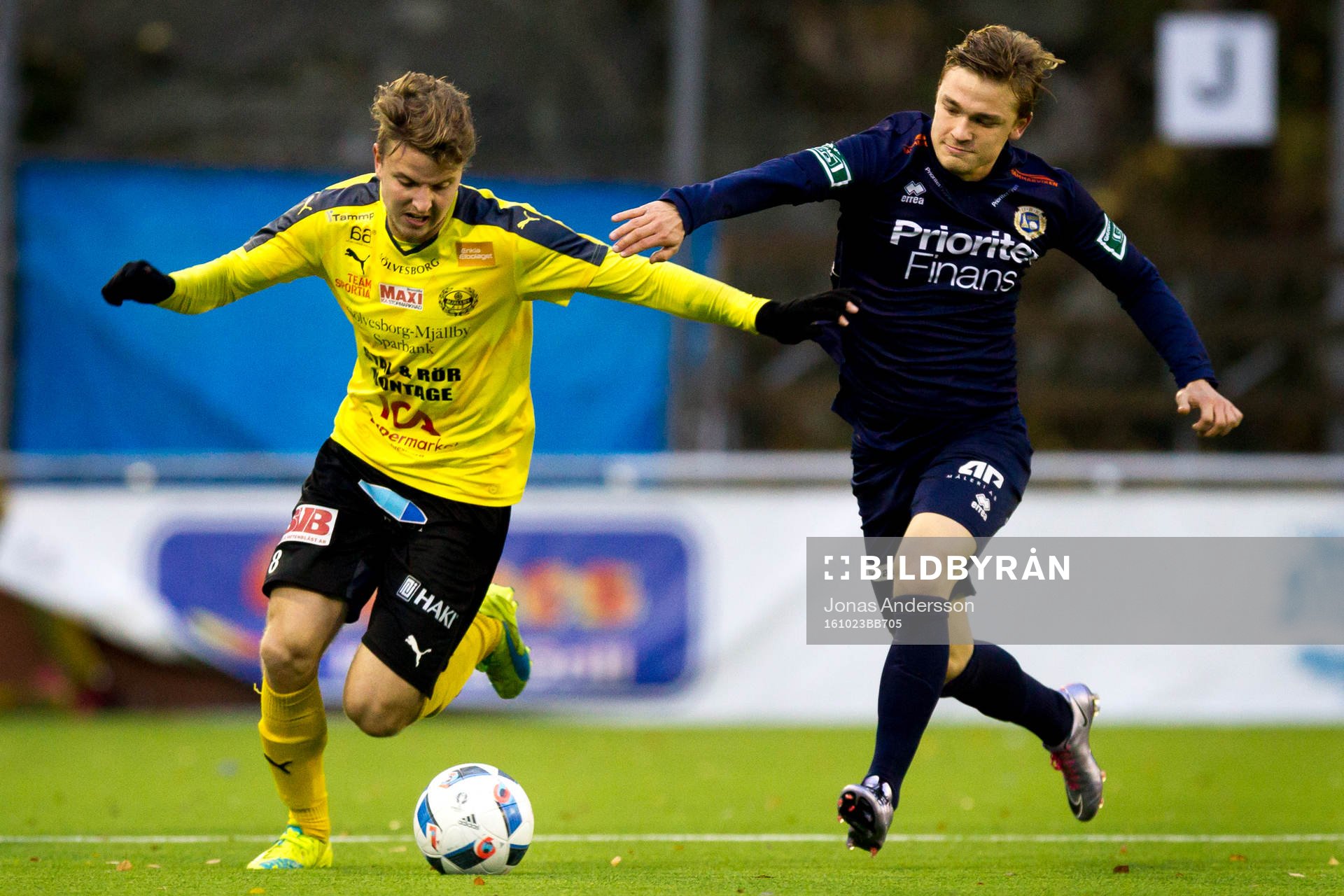 Mjällbys Joel Nilsson jagar bollen och har Utsiktens Adam