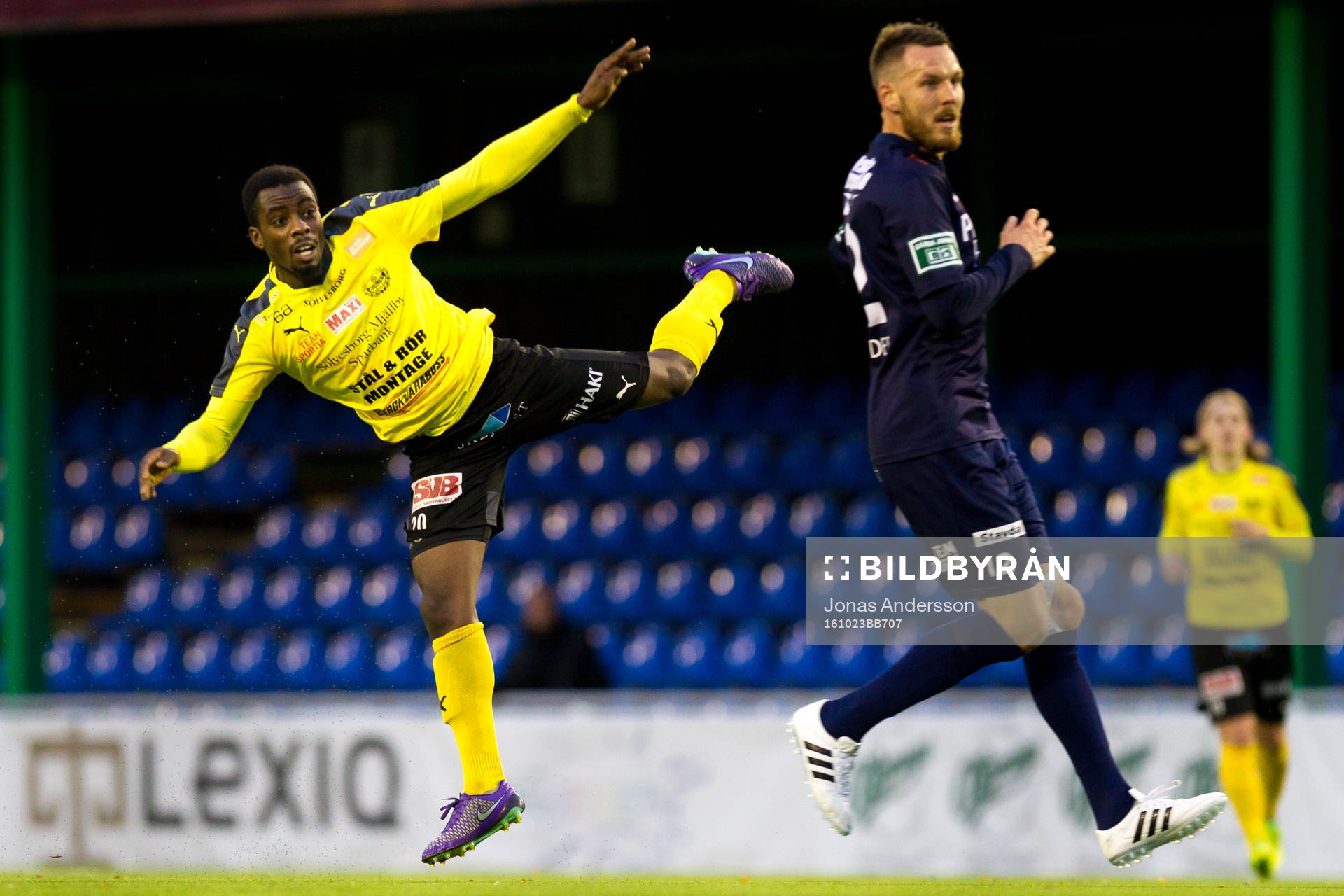 Mjällbys Theophilus Ola skjuter ett skott