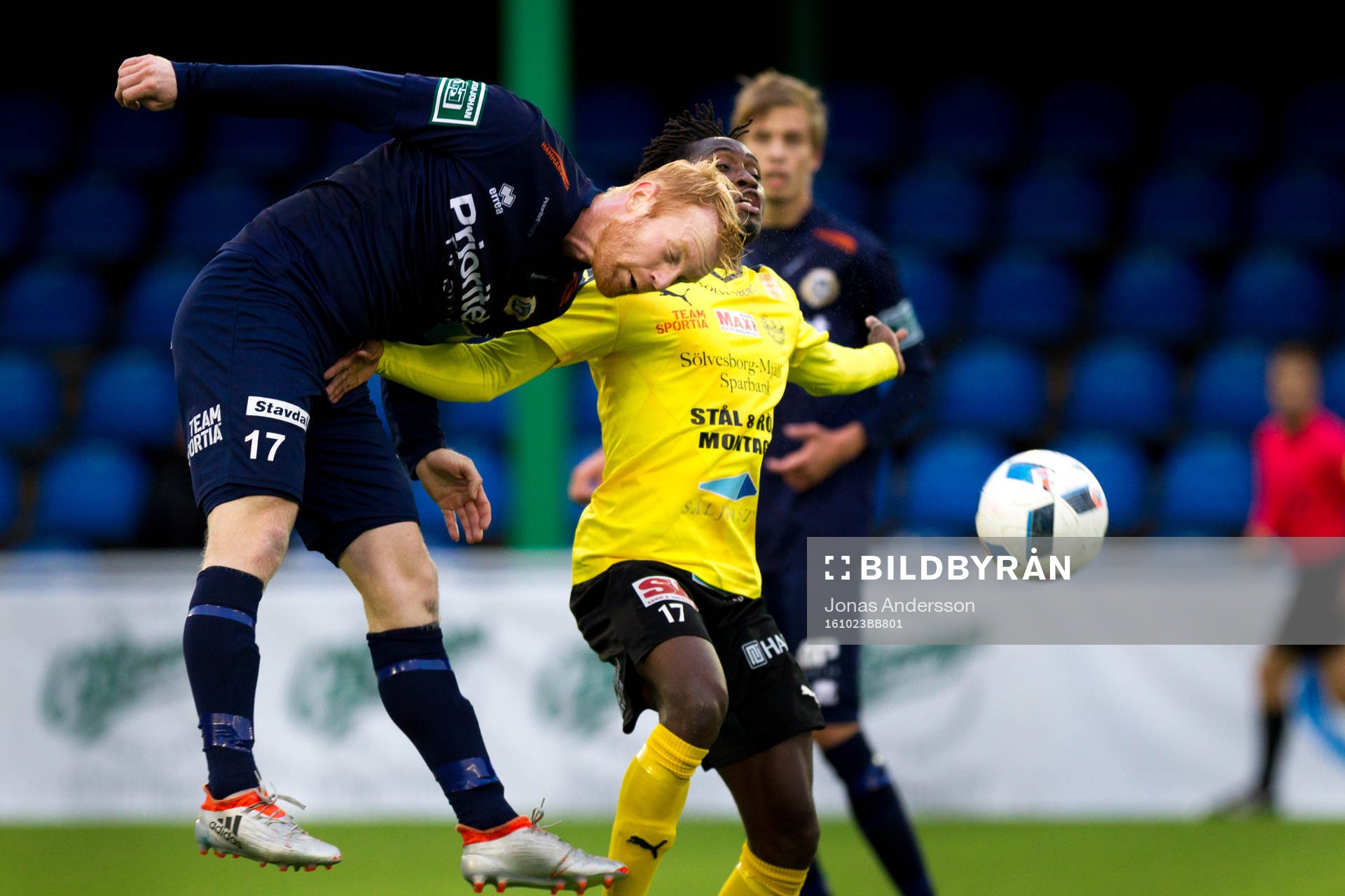 Utsiktens Robin Jonsson i en duell med Mjällbys Mamudu Moro