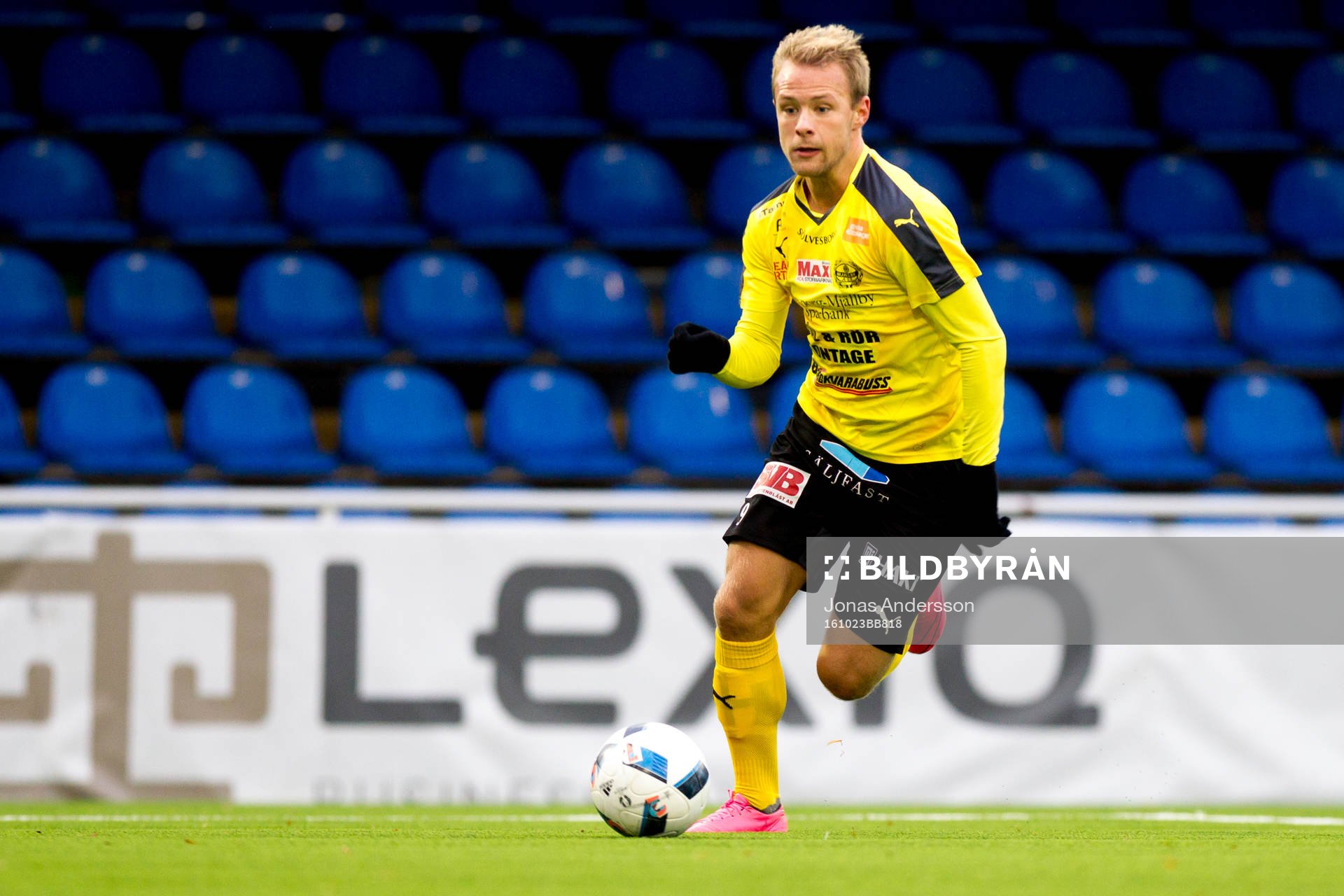 Mjällbys Joel Wedenell med bollen under fotbollsmatchen i Division 1 södra mellan Utsikten och Mjällby den 23 oktober 2016 i Göteborg.