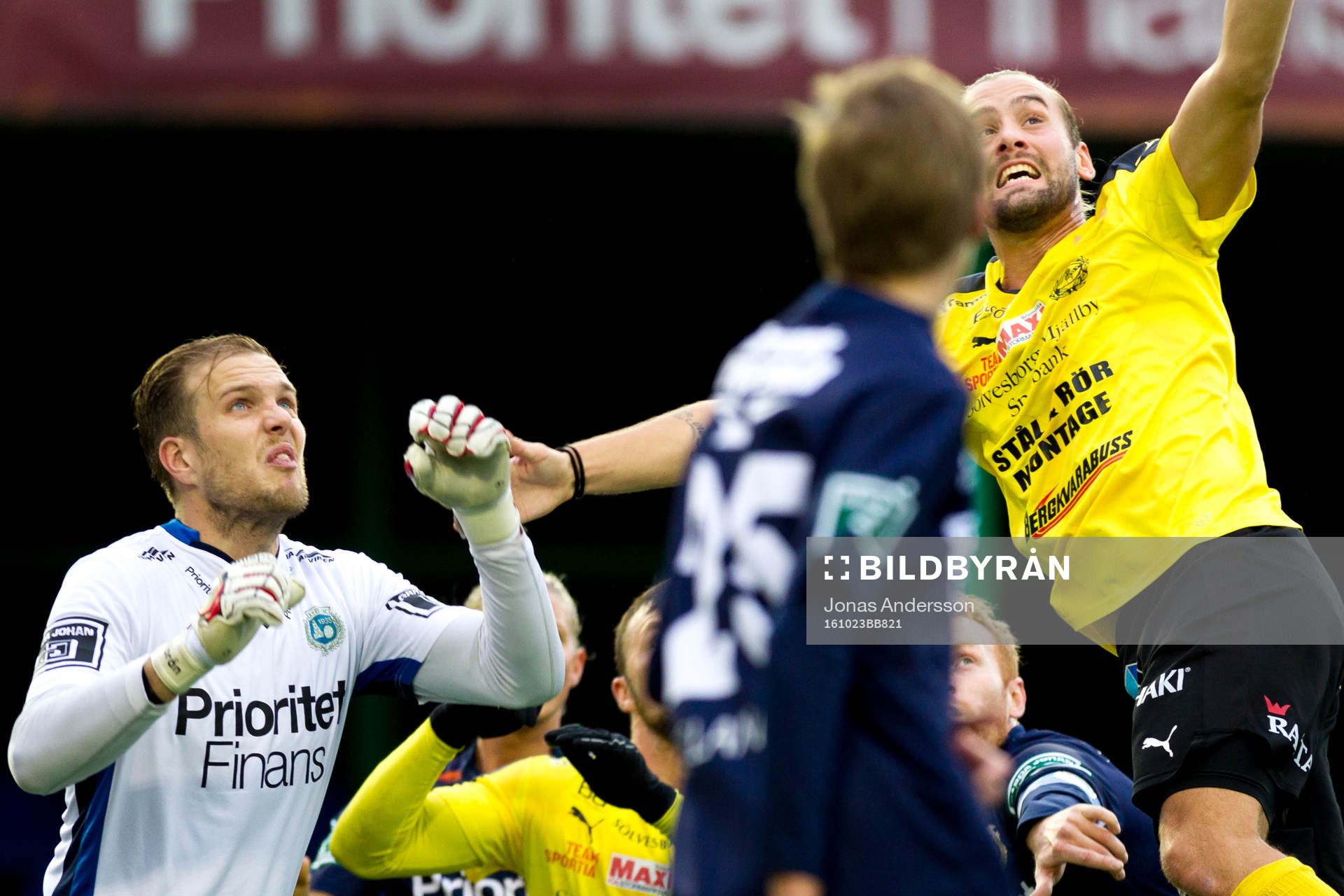 Mjällbys Adam Larsson förslet nicka samtidigt som
