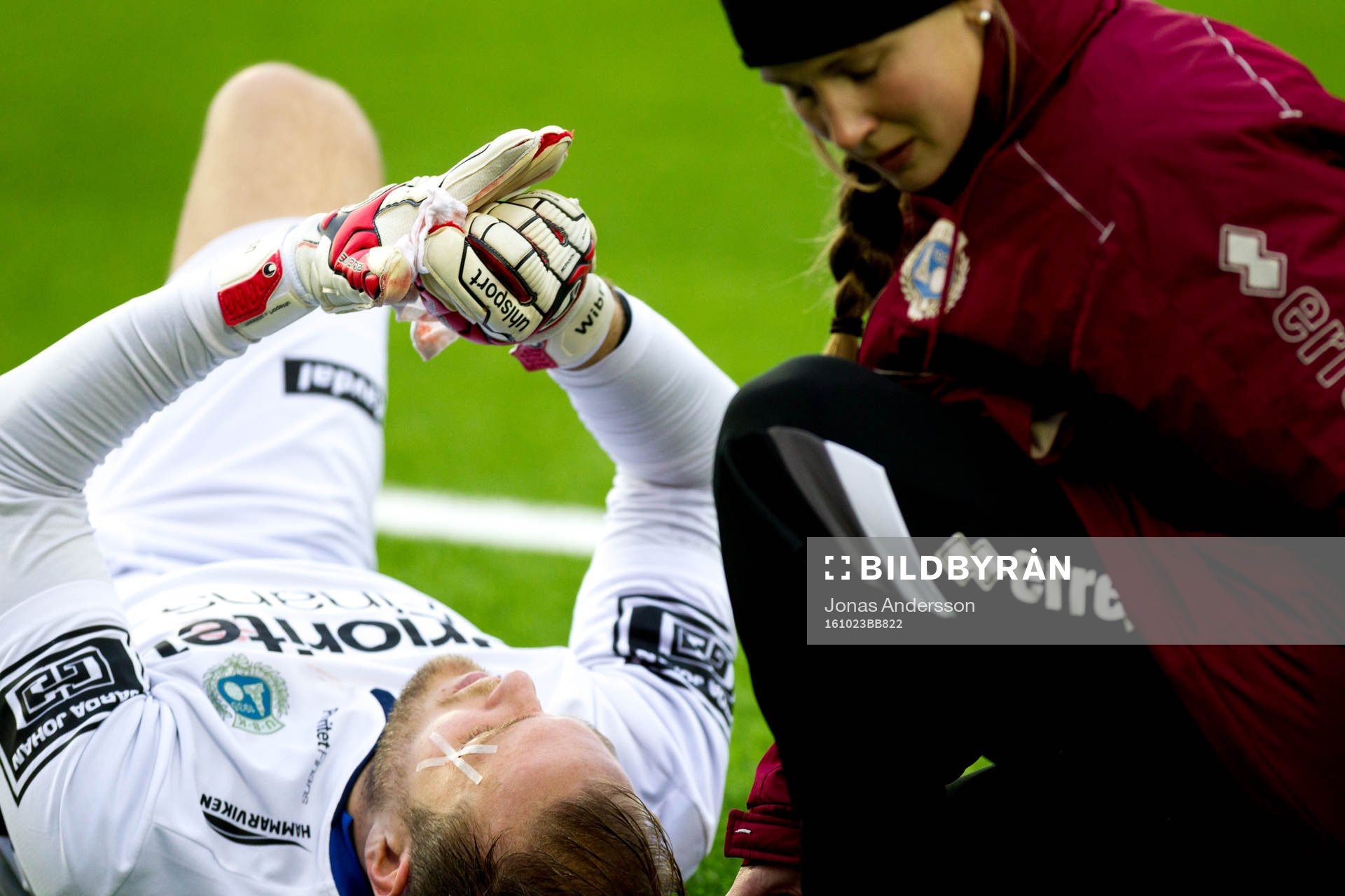 Utsiktens målvakt Hampus Strömgren får sitt ögonbryn