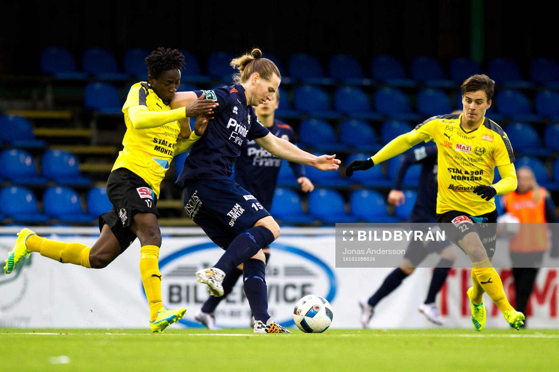 Mjällbys Mamudu Moro (v) och Jesper Gustavsson (h)