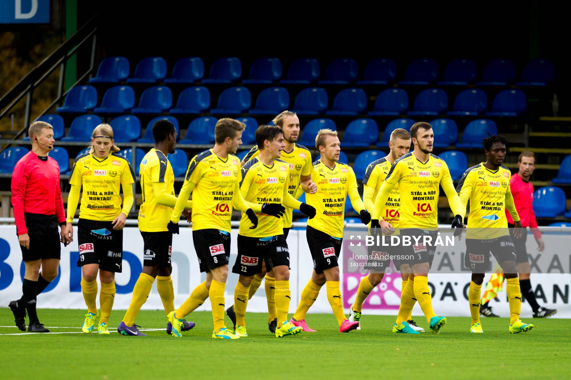 Mjällbys spelar jublar efter Mamudo Moro kvittering till 1-1 under fotbollsmatchen i Division 1 södra mellan Utsikten och Mjällby den 23 oktober 2016 i Göteborg.