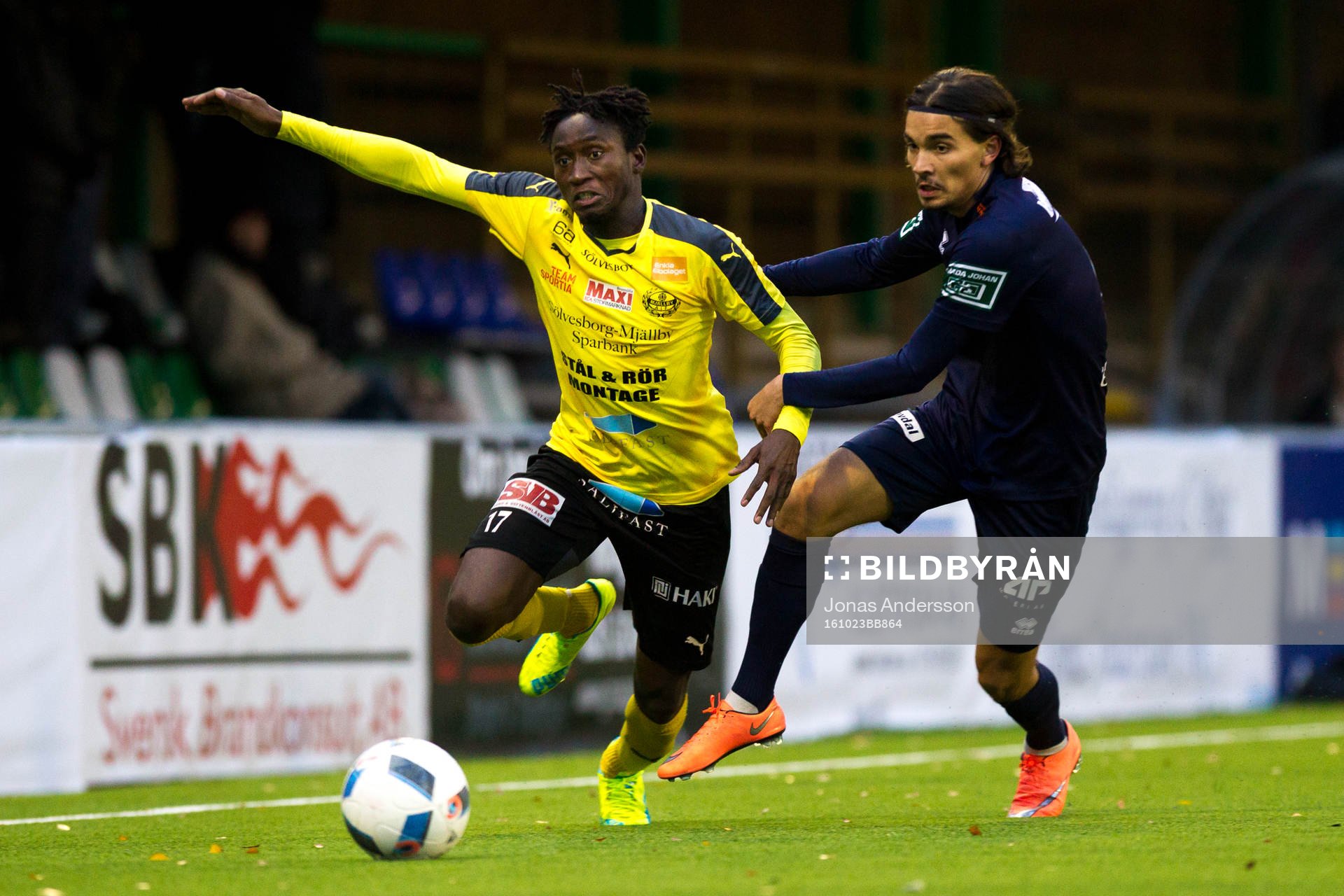 Mjällbys Mamudu Moro jagas av Utsiktens Martin Johansson Zanjanchi under fotbollsmatchen i Division 1 södra mellan Utsikten och Mjällby den 23 oktober 2016 i Göteborg.