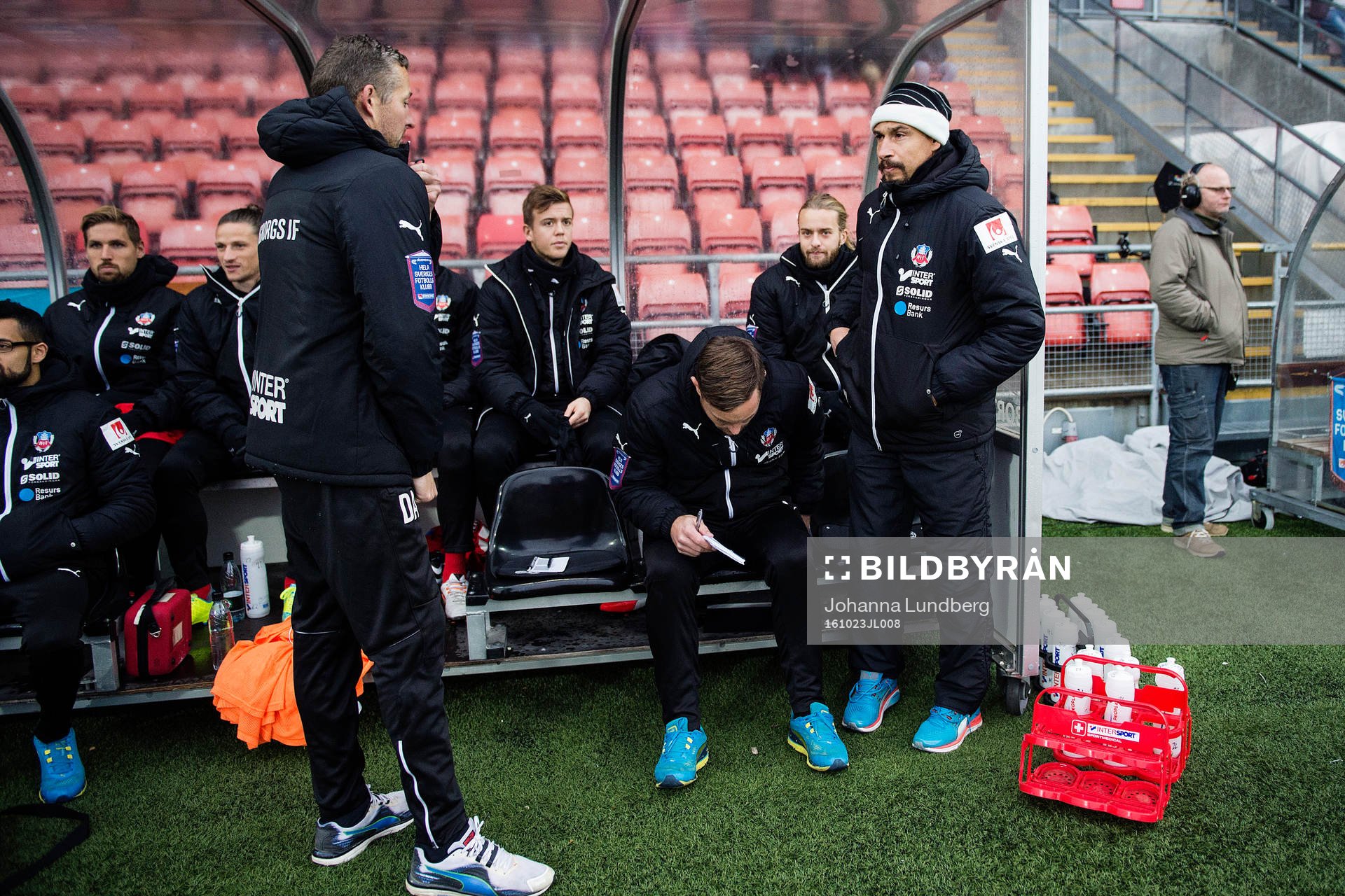 Helsingborgs bänk med manager Henrik Larsson till höger