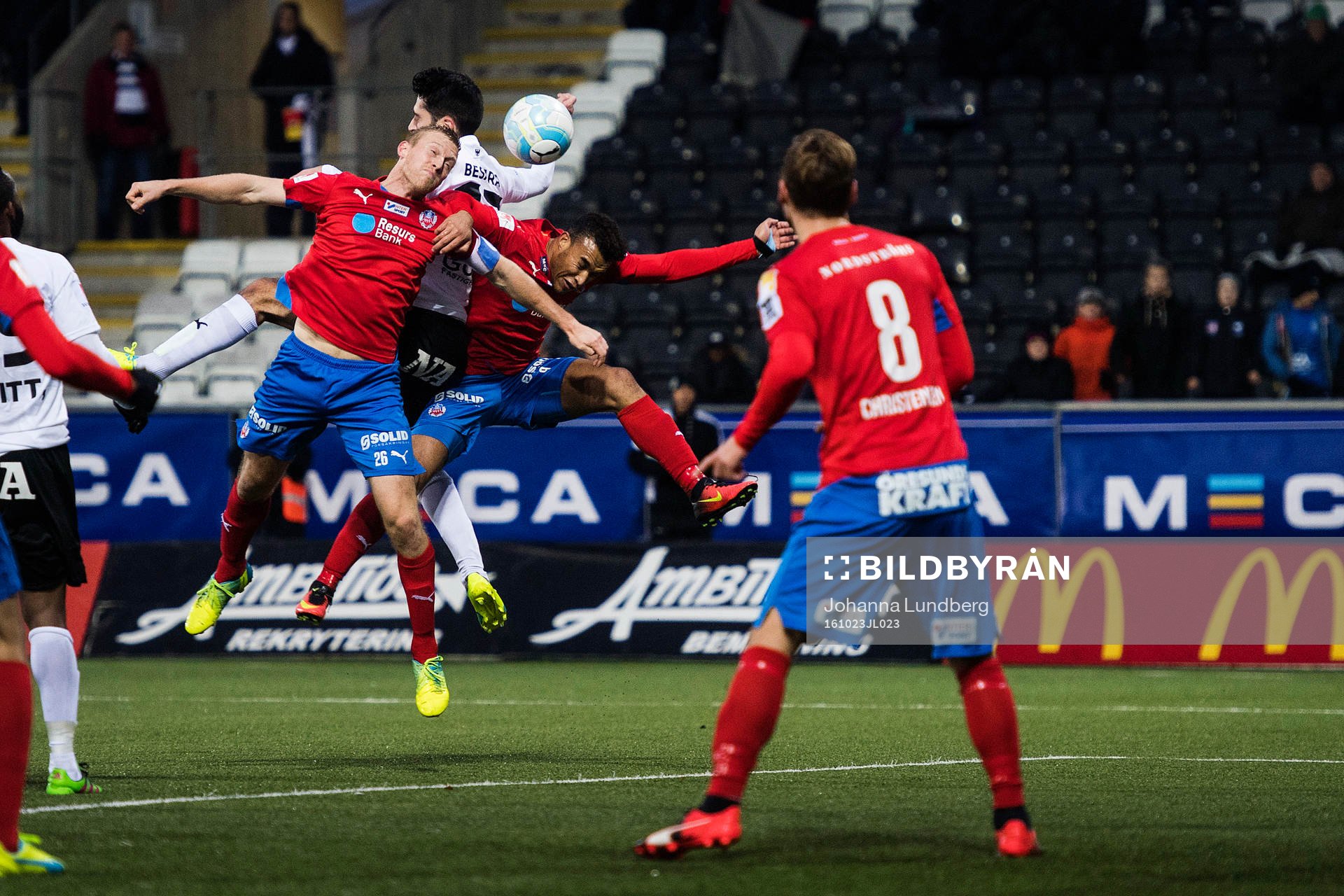 Helsingborgs Peter Larsson och Örebros Nahir Besara i en