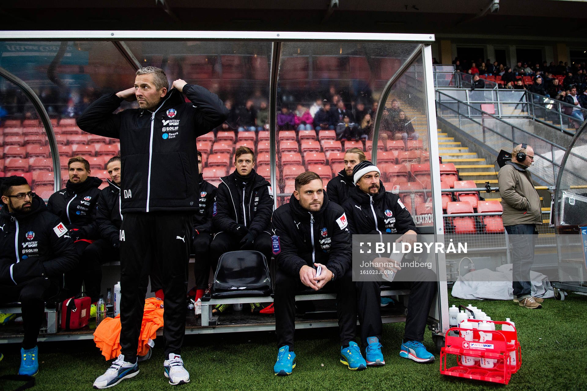 Helsingborgs bänk med manager Henrik Larsson till höger