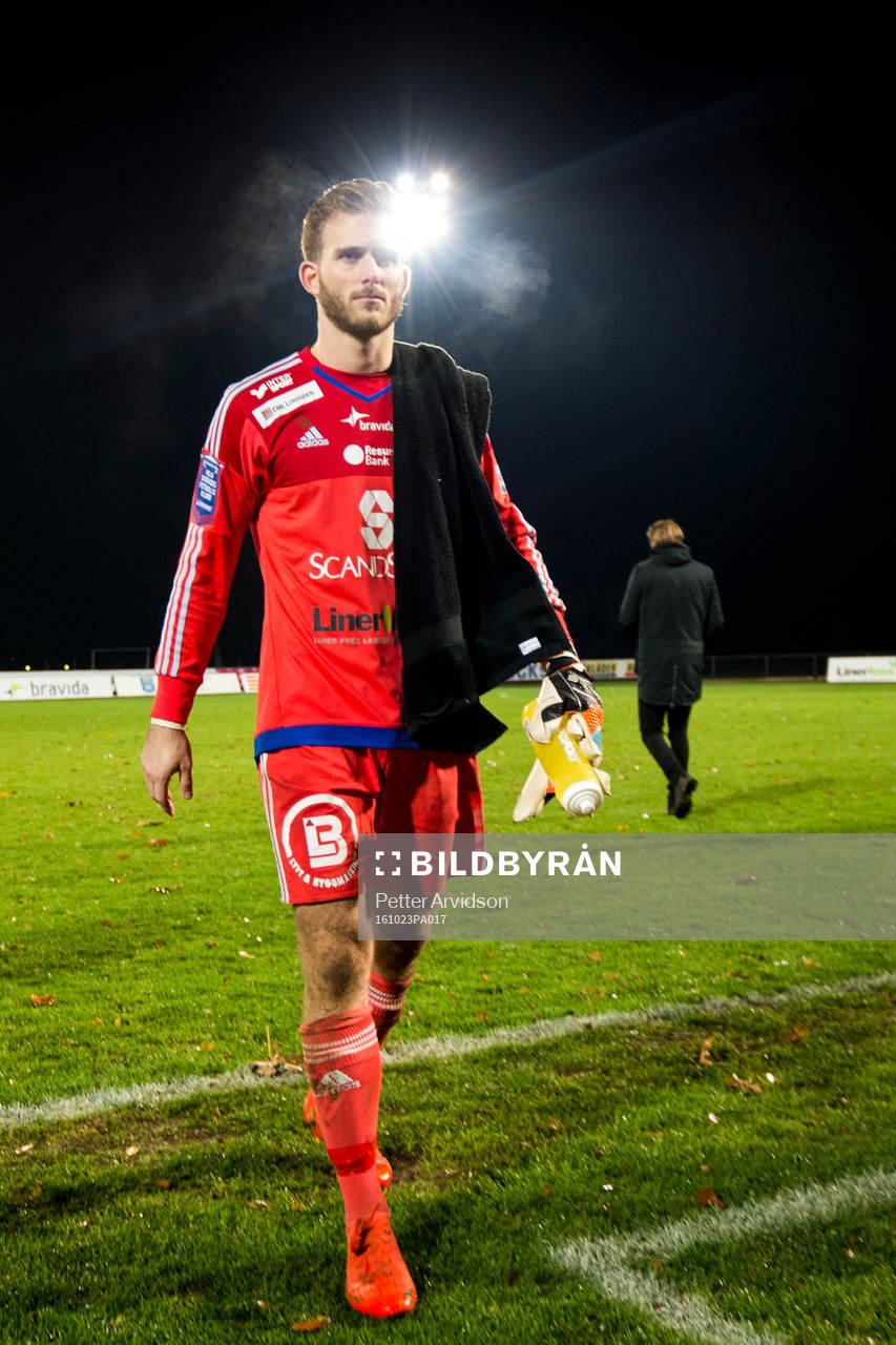 Ängelholms målvakt Carl Lindell deppar när han lämnar