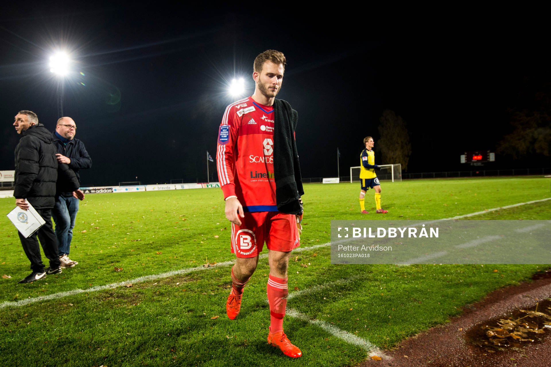 Ängelholms målvakt Carl Lindell deppar när han lämnar