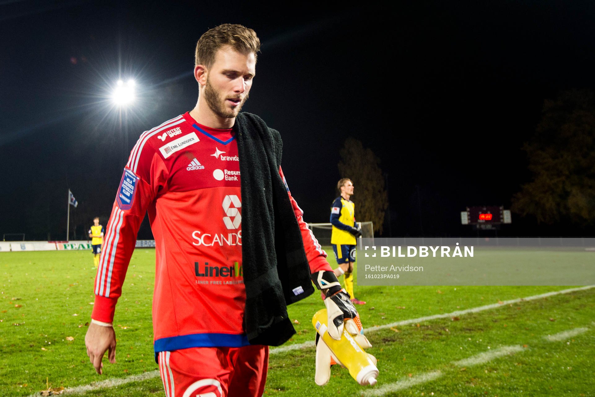 Ängelholms målvakt Carl Lindell deppar när han lämnar