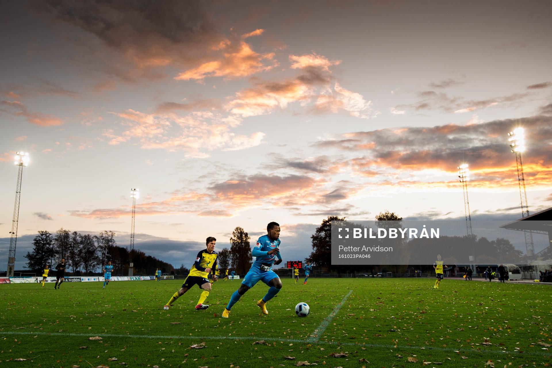 Ängelholms Ardian Rexhepi och Athletics Olukorede Aiyegbusi under fotbollsmatchen i Superettan mellan Ängelholm och Athletic den 23 oktober 2016 i Ängelholm.