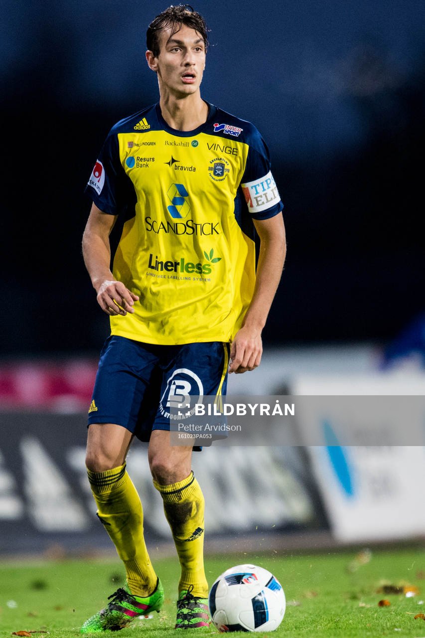Ängelholms Erik Johansson under fotbollsmatchen i Superettan mellan Ängelholm och Athletic den 23 oktober 2016 i Ängelholm.