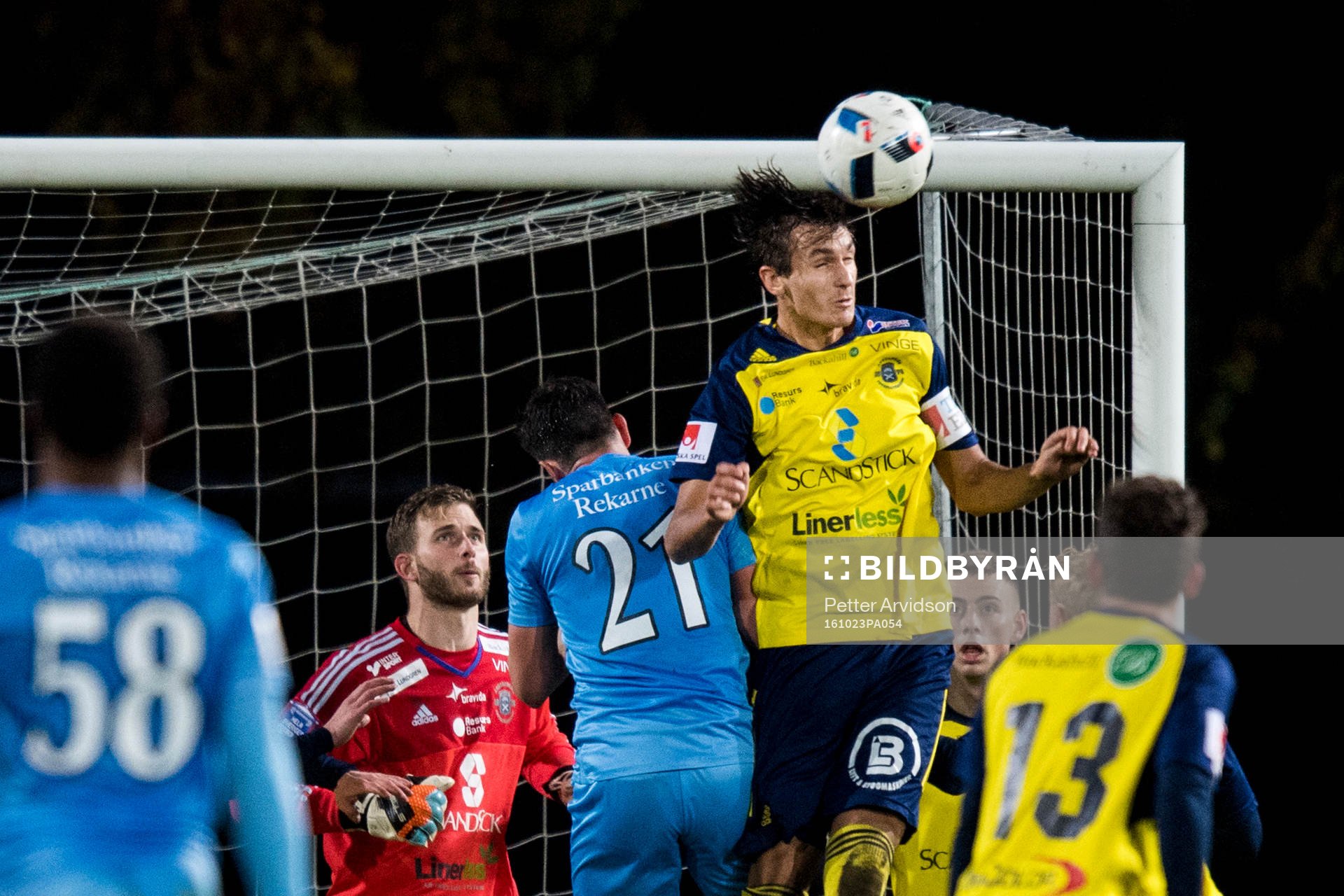Ängelholms Erik Johansson nickar undan i kamp med Athletics Carlos Gaete Moggia under fotbollsmatchen i Superettan mellan Ängelholm och Athletic den 23 oktober 2016 i Ängelholm.