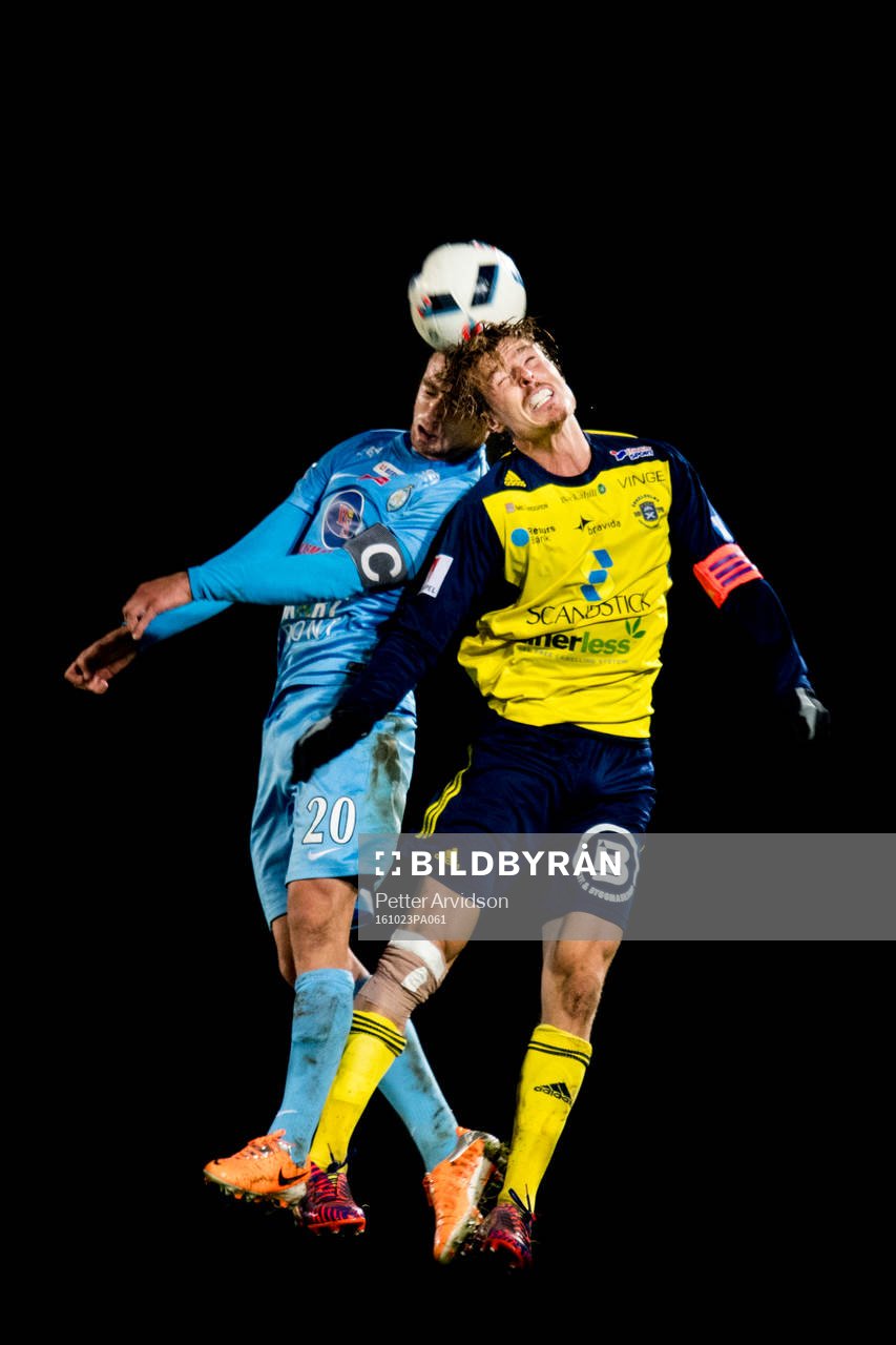 Lagens två kaptener i nickduell Athletics Filip Rogic och Ängelholms Marcus Bergholtz under fotbollsmatchen i Superettan mellan Ängelholm och Athletic den 23 oktober 2016 i Ängelholm.