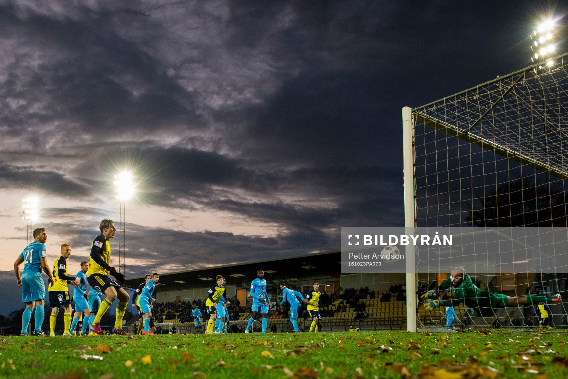 Ängelholms Marcus Bergholtz (tv) med målchans mot