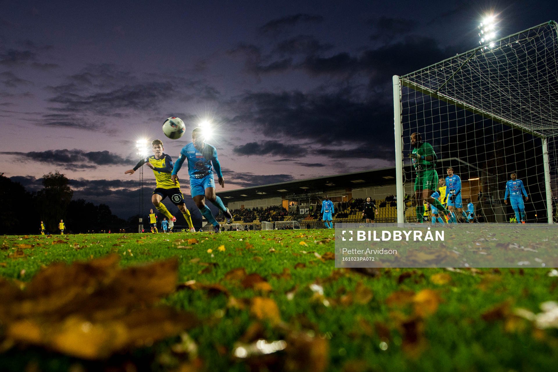 Athletics Jernade Meade nickar undan bollen framför Ängelholms Ardian Rexhepi under fotbollsmatchen i Superettan mellan Ängelholm och Athletic den 23 oktober 2016 i Ängelholm.