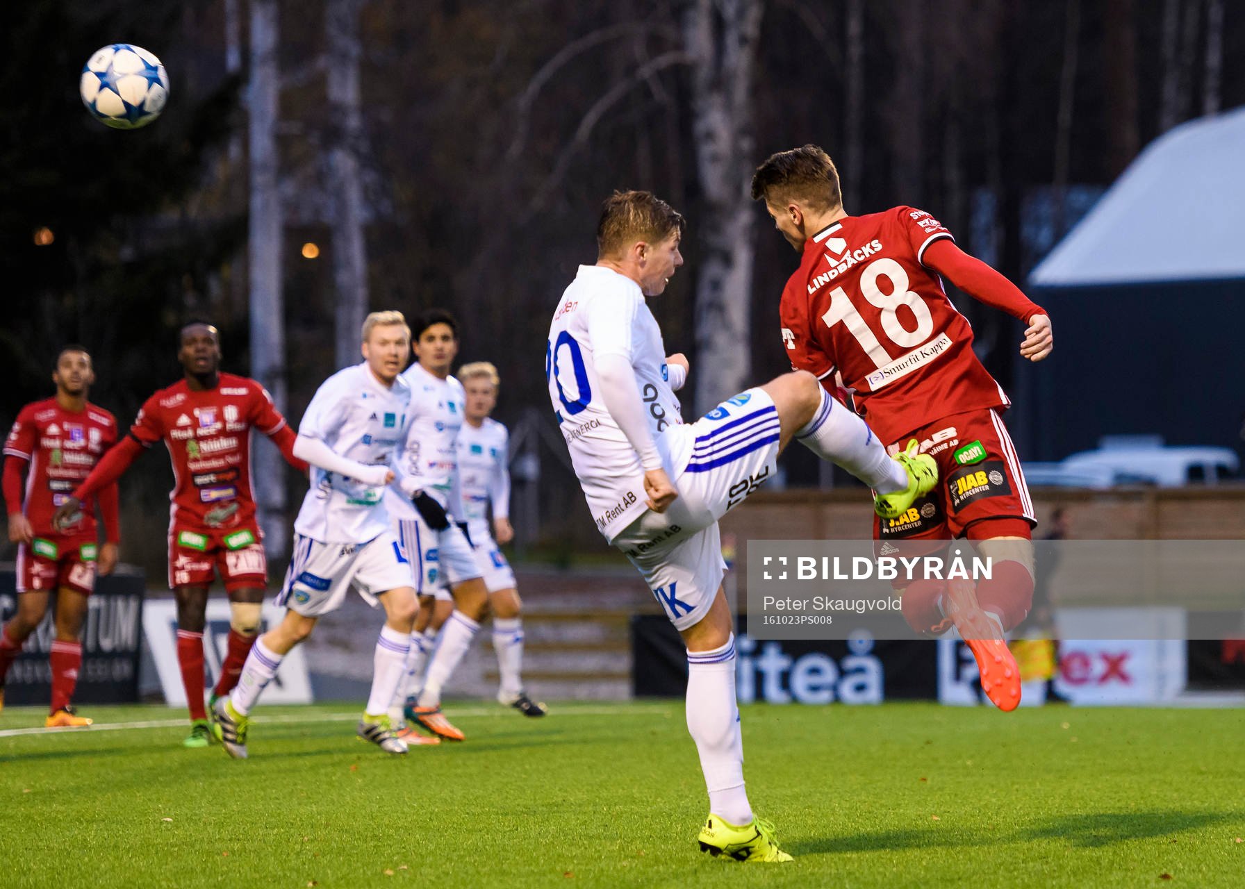 Umeås Radoslaw Erlich sparkar ner Piteå:s James Burgin innanför straffområdet under fotbollsmatchen i division 1 norra mellan Piteå och Umeå den 23 oktober 2016 i Piteå.