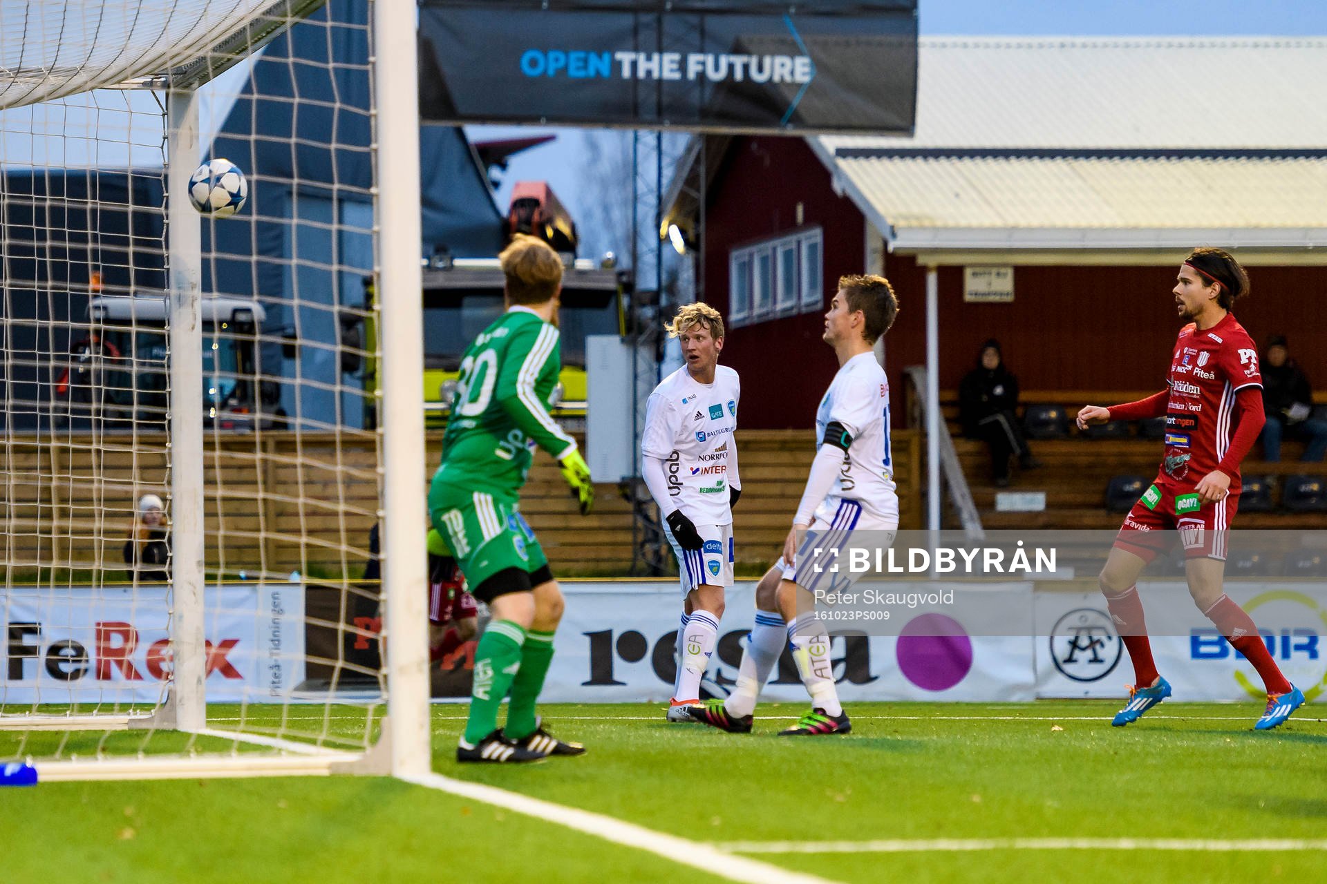 s Fredrik Lundgren (ej i bild) gör 2-1