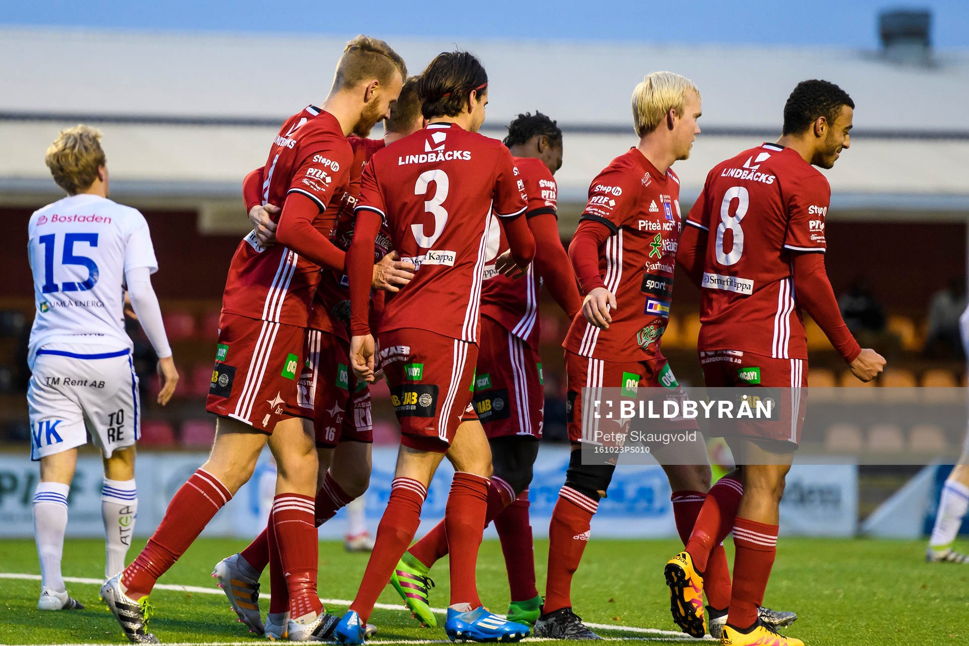 Piteåspelarna jublar efter Fredrik Lundgren gjort 2-1 under fotbollsmatchen i division 1 norra mellan Piteå och Umeå den 23 oktober 2016 i Piteå.