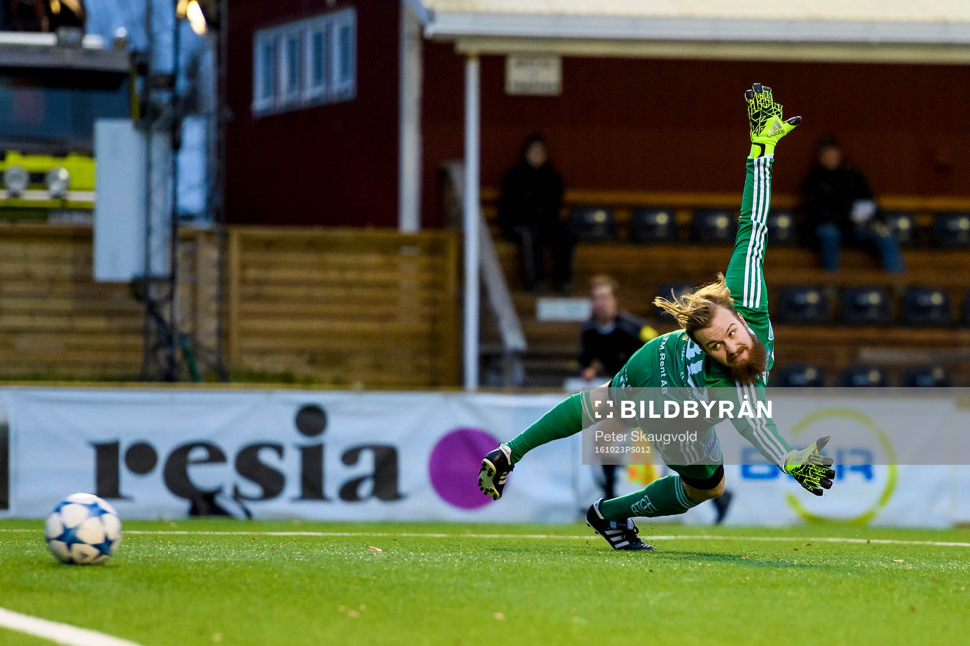 s James Burgin (ej i bild) skott från att gå i mål