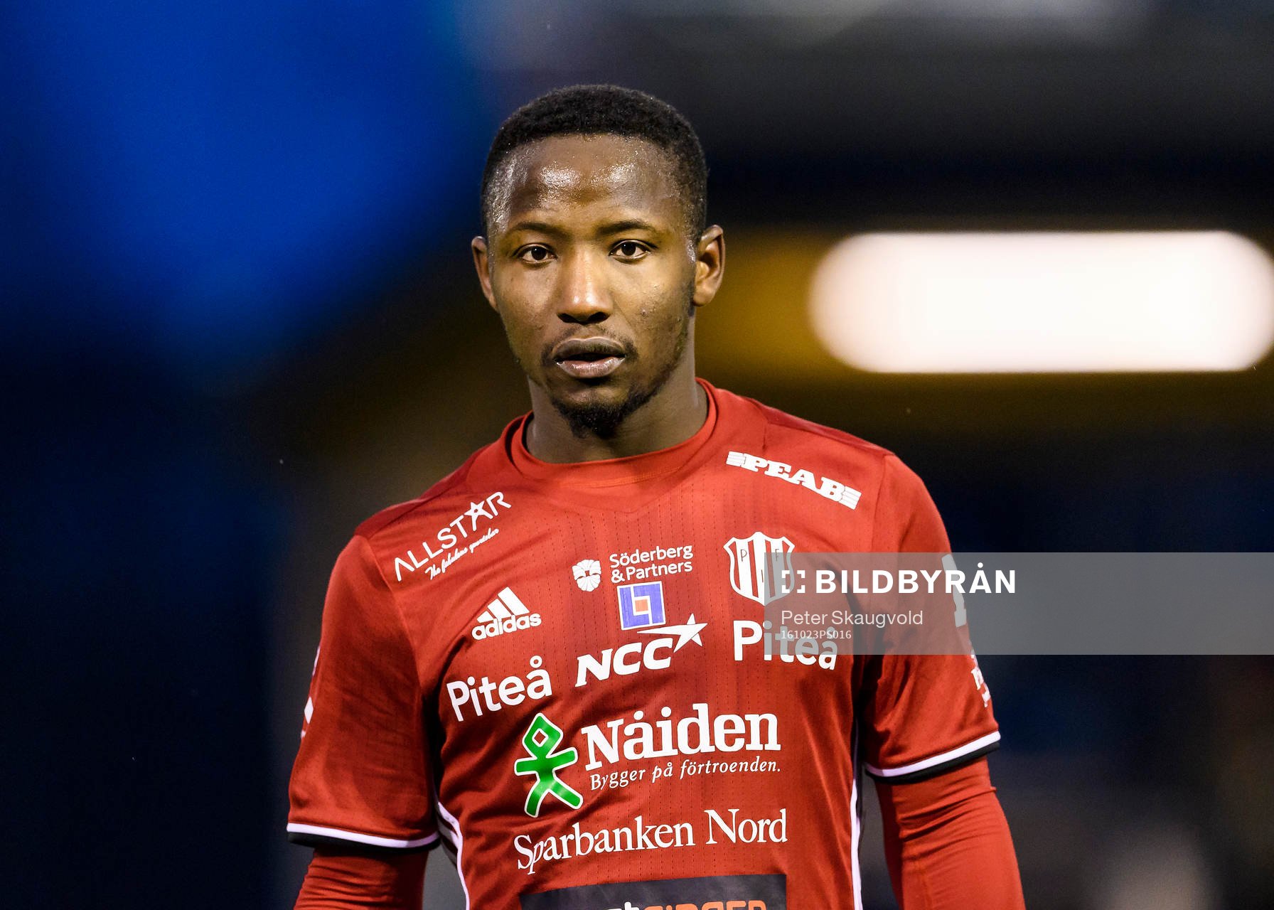 Piteå:s Yanku Marrah under fotbollsmatchen i division 1 norra mellan Piteå och Umeå den 23 oktober 2016 i Piteå.