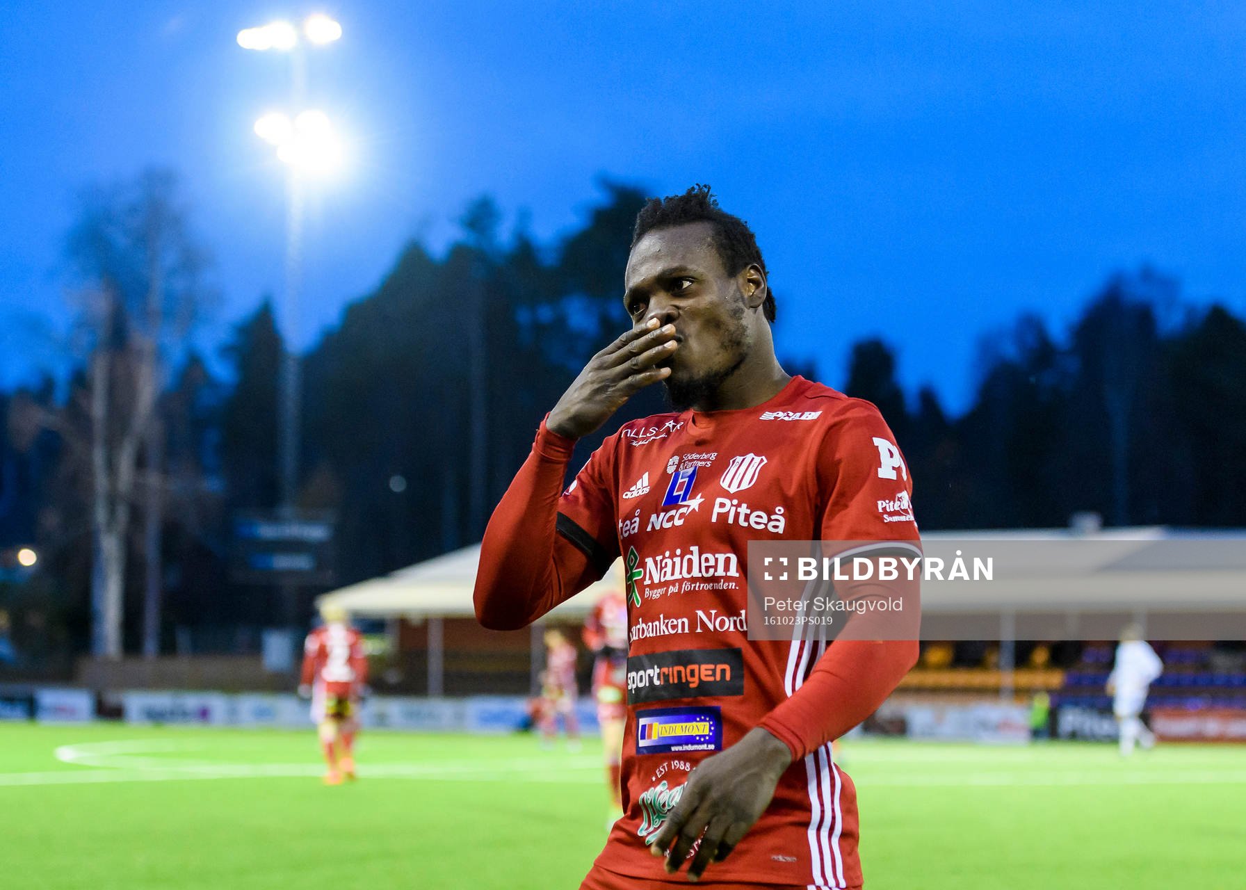 Piteå:s Tetteh Komey jublar efter sitt 4-2 mål under fotbollsmatchen i division 1 norra mellan Piteå och Umeå den 23 oktober 2016 i Piteå.