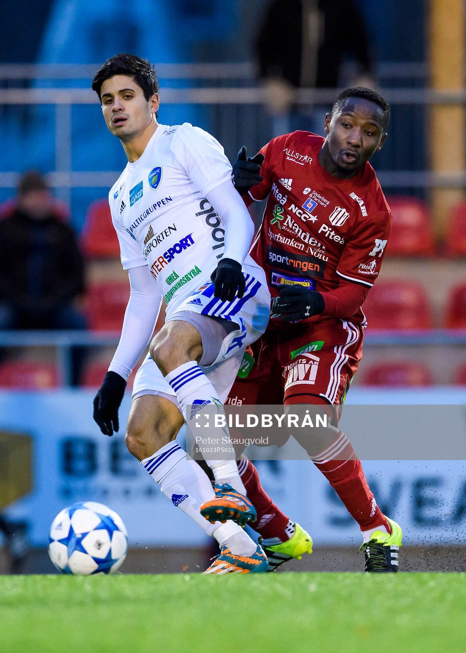 Umeås Dillan Ismail i kamp med Piteå:s Yanku Marrah under fotbollsmatchen i division 1 norra mellan Piteå och Umeå den 23 oktober 2016 i Piteå.