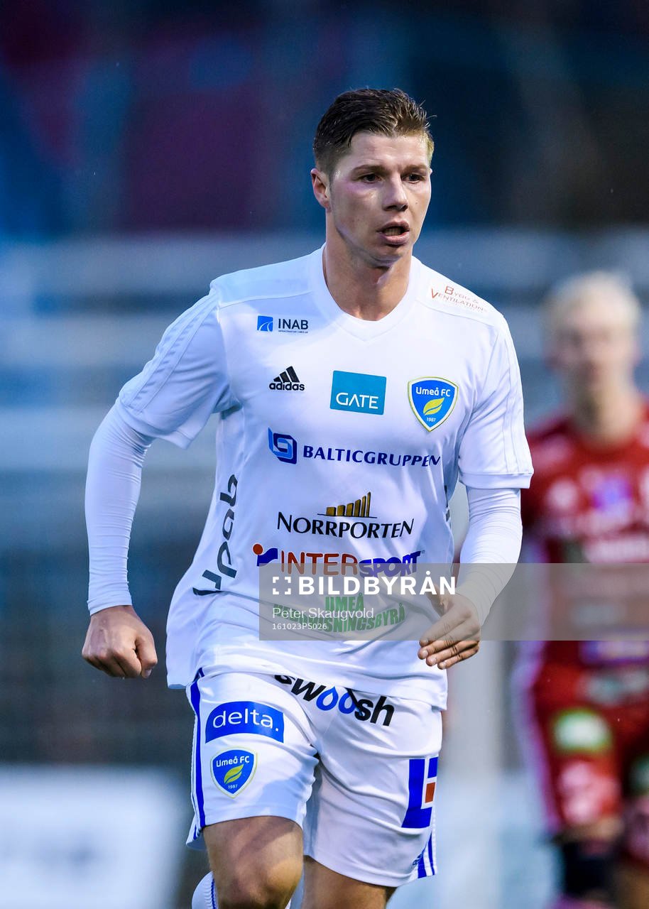 Umeås Radoslaw Erlich under fotbollsmatchen i division 1 norra mellan Piteå och Umeå den 23 oktober 2016 i Piteå.