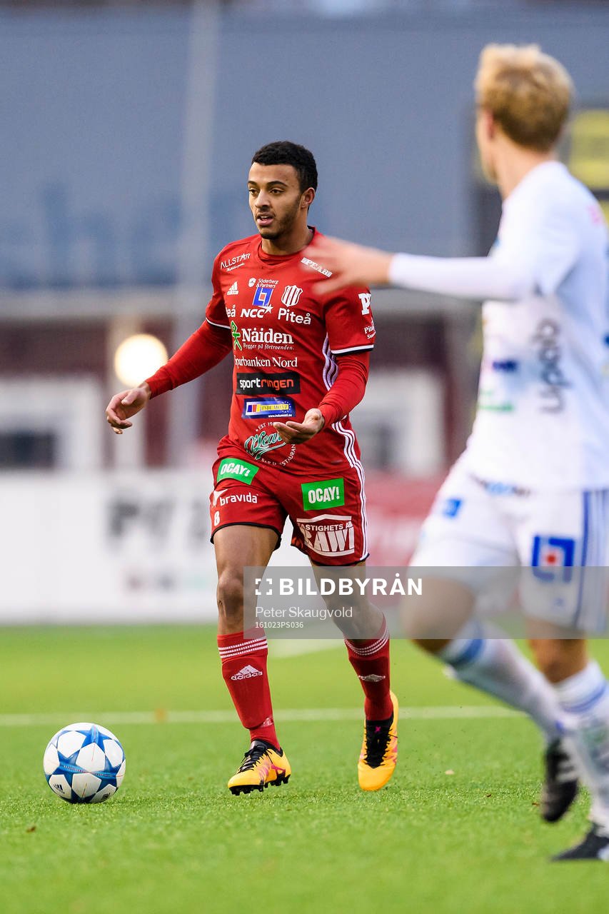 s Karl Cunningham med bollen