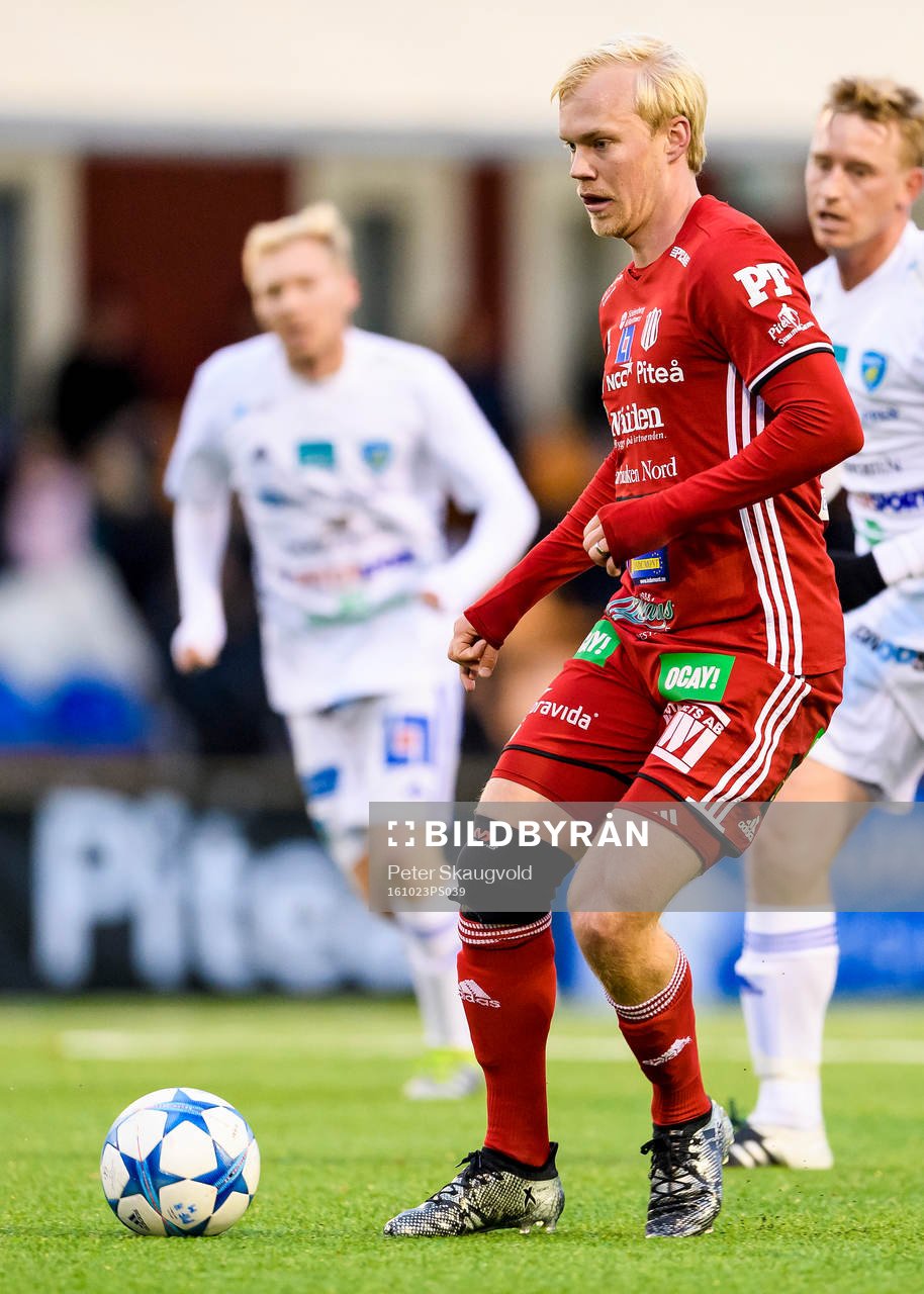 s Kristoffer Thydell med bollen