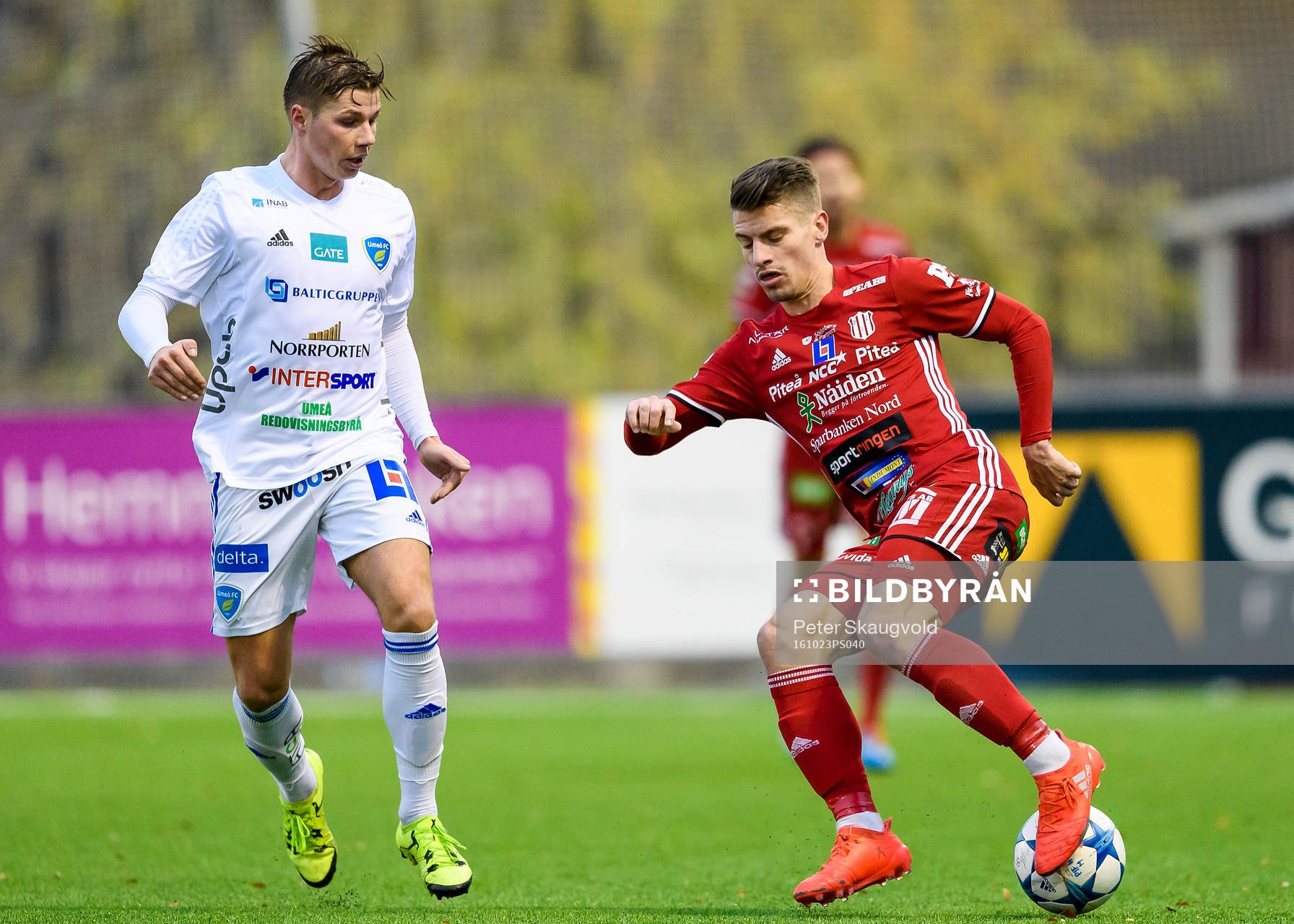 Umeås Radoslaw Erlich och Piteå:s James Burgin under fotbollsmatchen i division 1 norra mellan Piteå och Umeå den 23 oktober 2016 i Piteå.