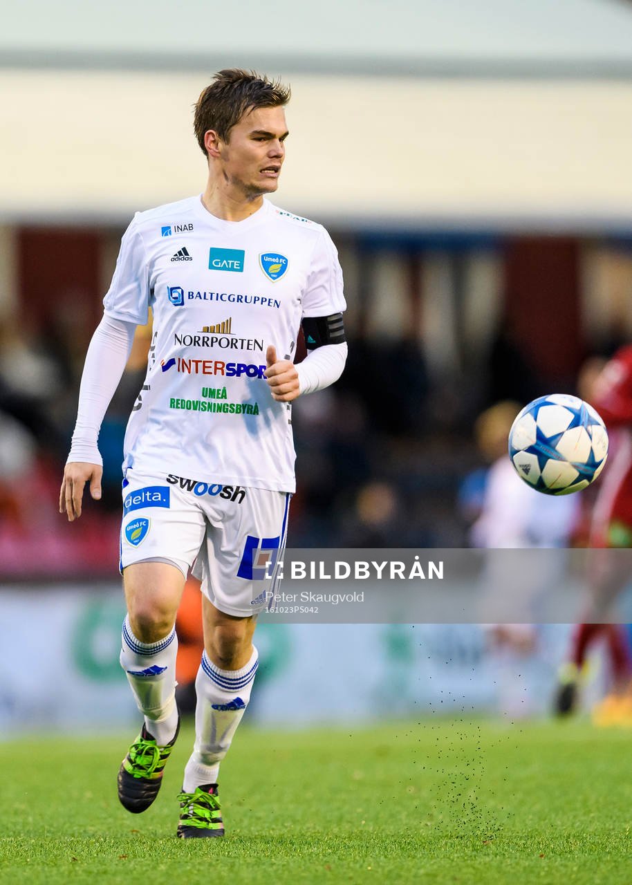 Umeås Jens Sjöström med bollen