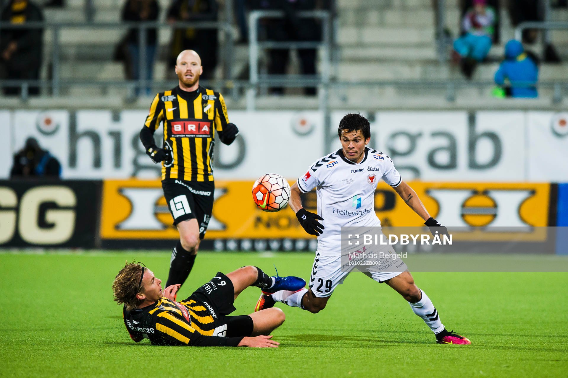 Häckens Gustav Berggren faller i en närkamp med Kalmars Romário Pereira Sipião under fotbollsmatchen i Allsvenskan mellan Häcken och Kalmar den 23 Oktober 2016 i Göteborg.