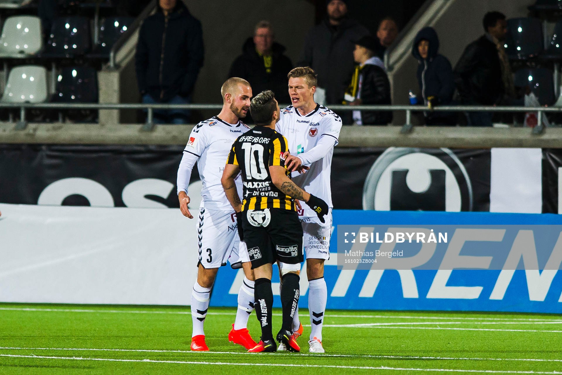 Häckens Paulo de Oliveira reagerar mot Kalmars Sebastian