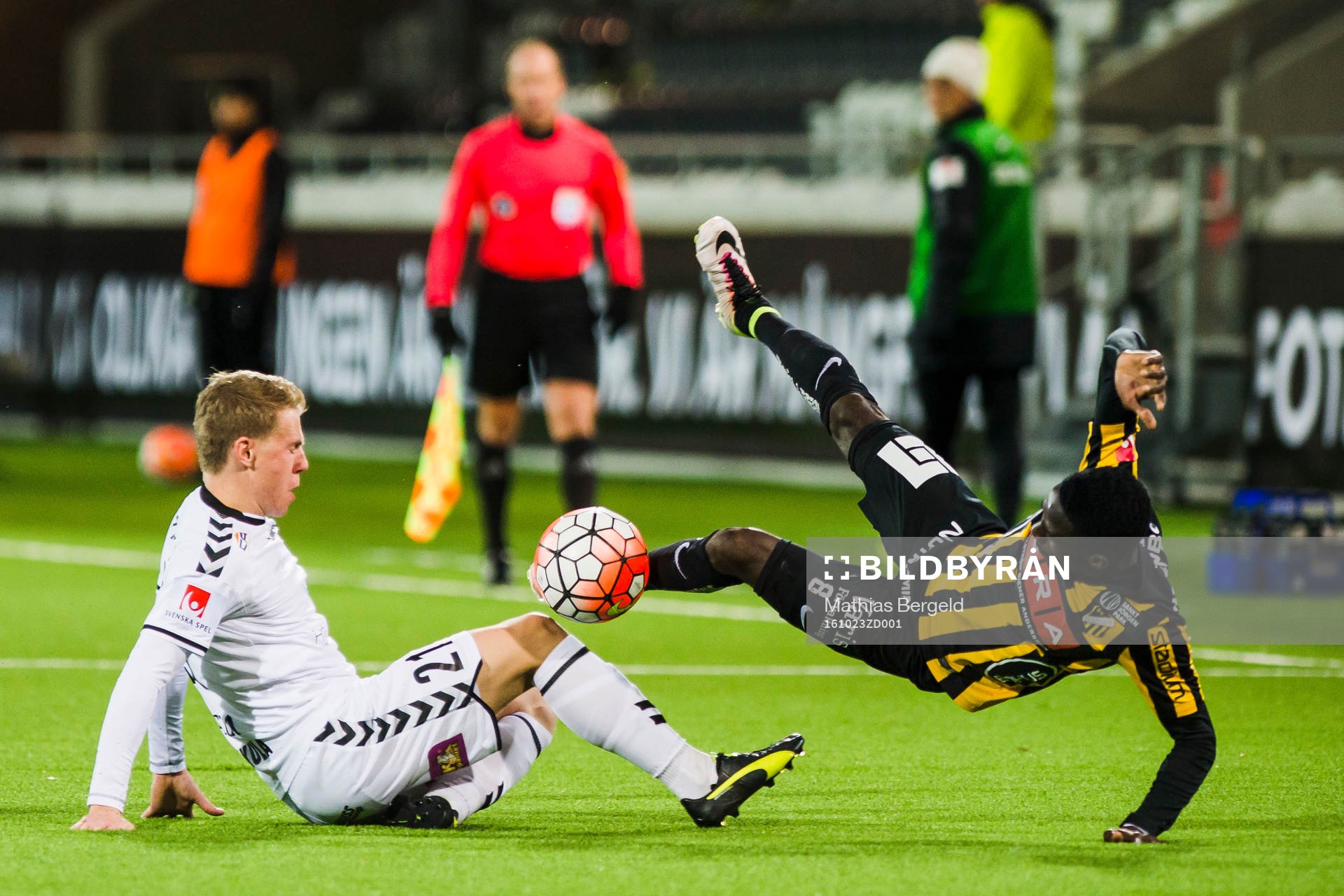 Kalmars Anton Maikkula glidtacklat Häckens Demba Savage