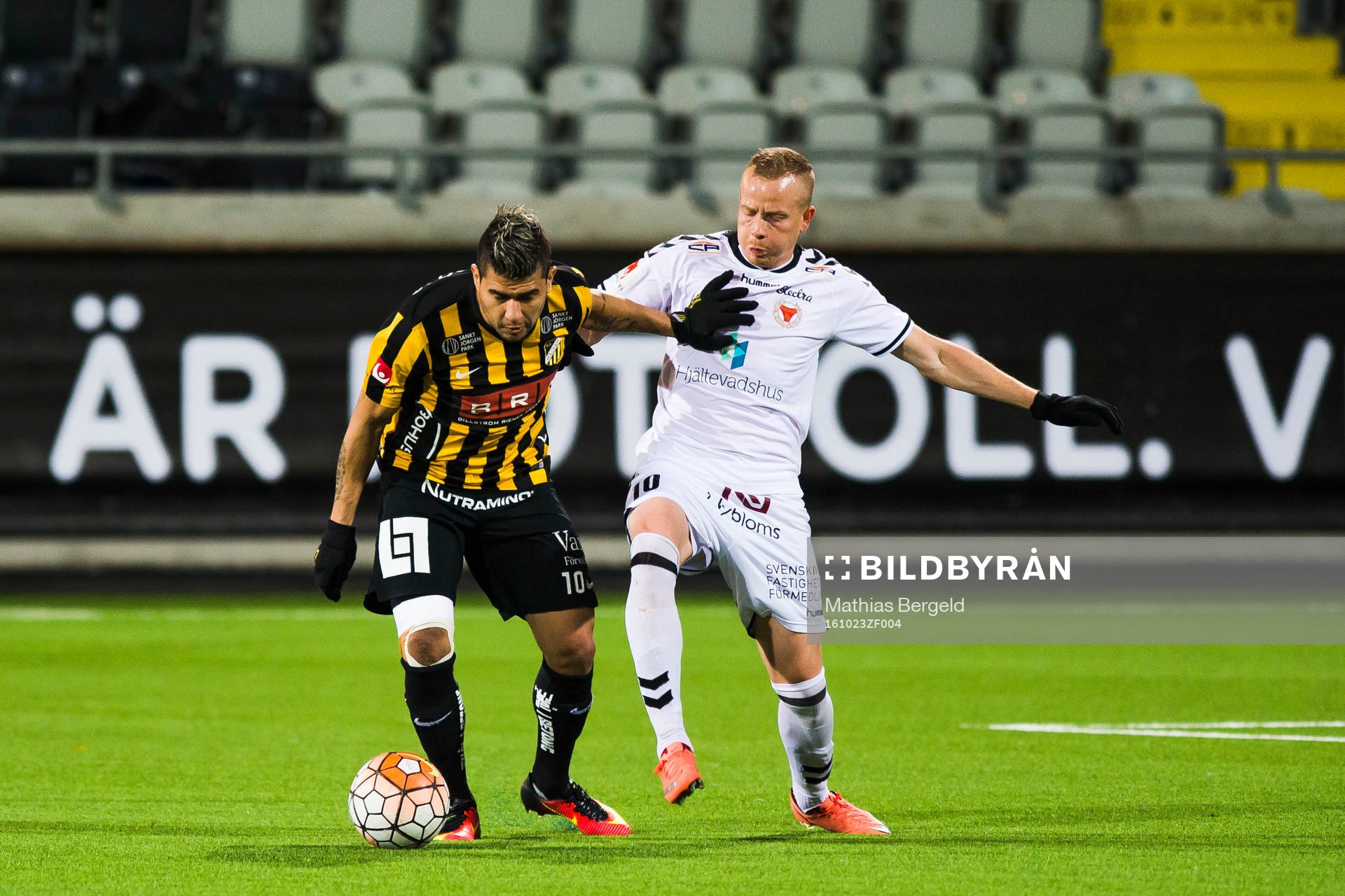 Häckens Paulo de Oliveira i kamp om bollen med Kalmars