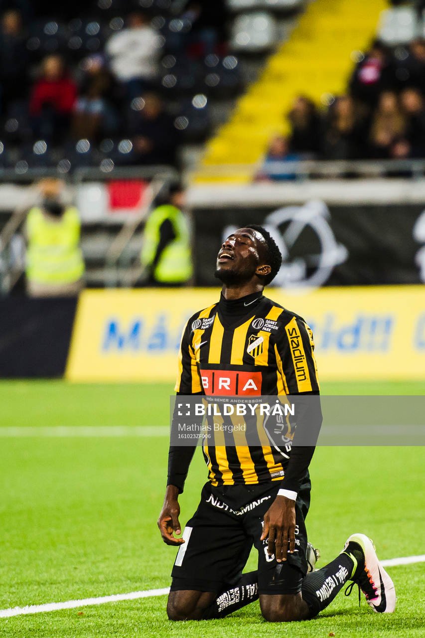 Häckens Demba Savage reagerar