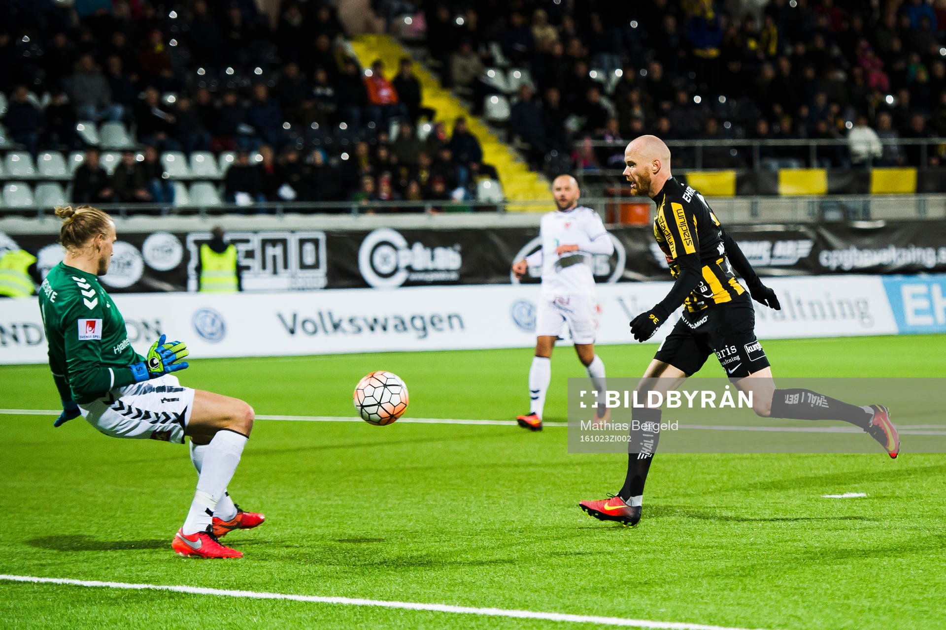 Kalmars målvakt Ole Söderberg räddar ett friläge från