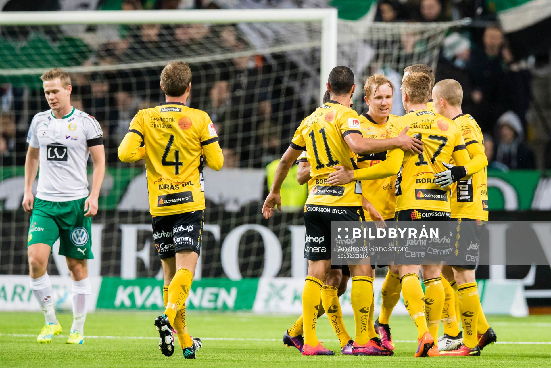 a höger) gratuleras av lagkamrater med Simon Lundevall (m)