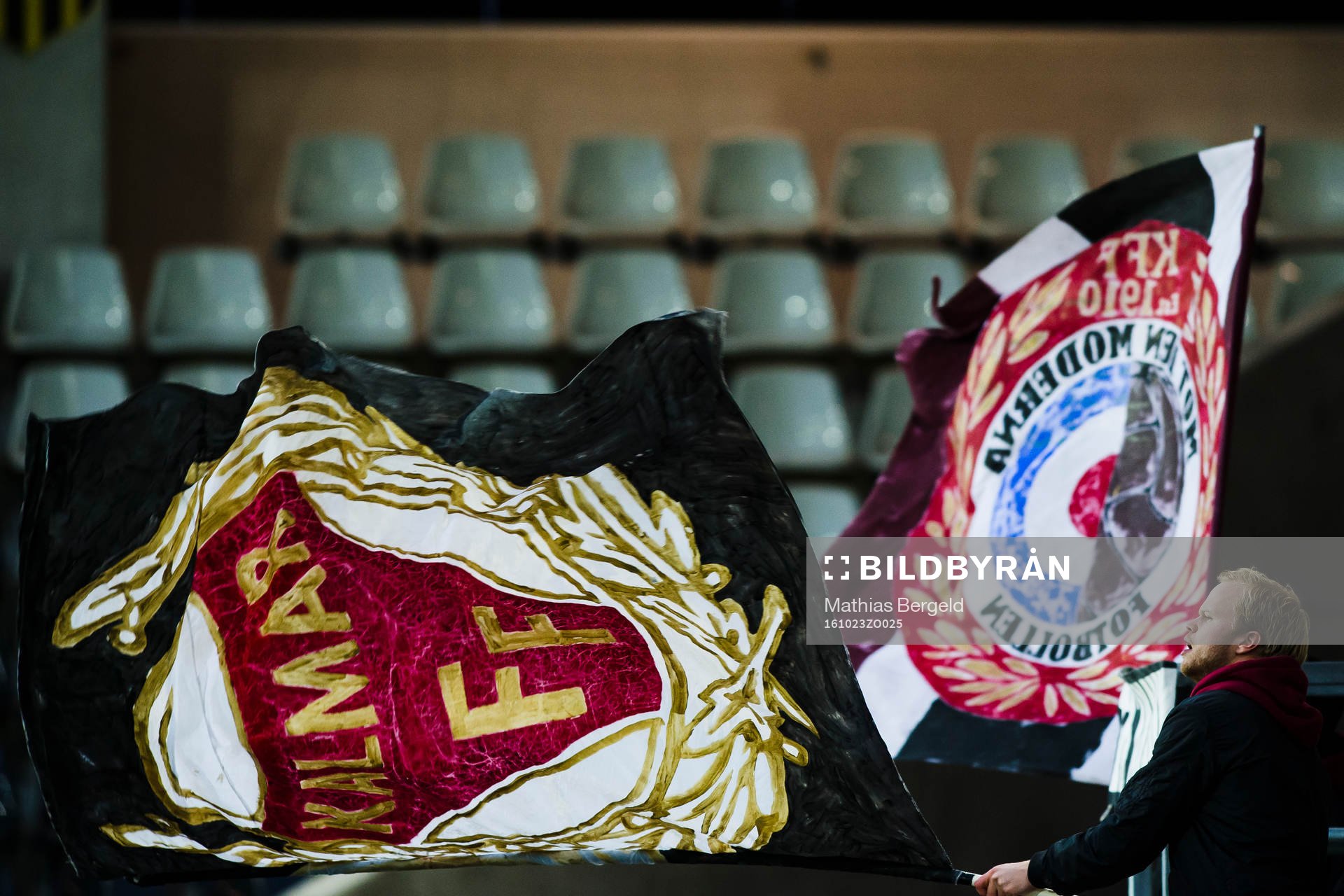 En supporter till Kalmar viftar med en flagga