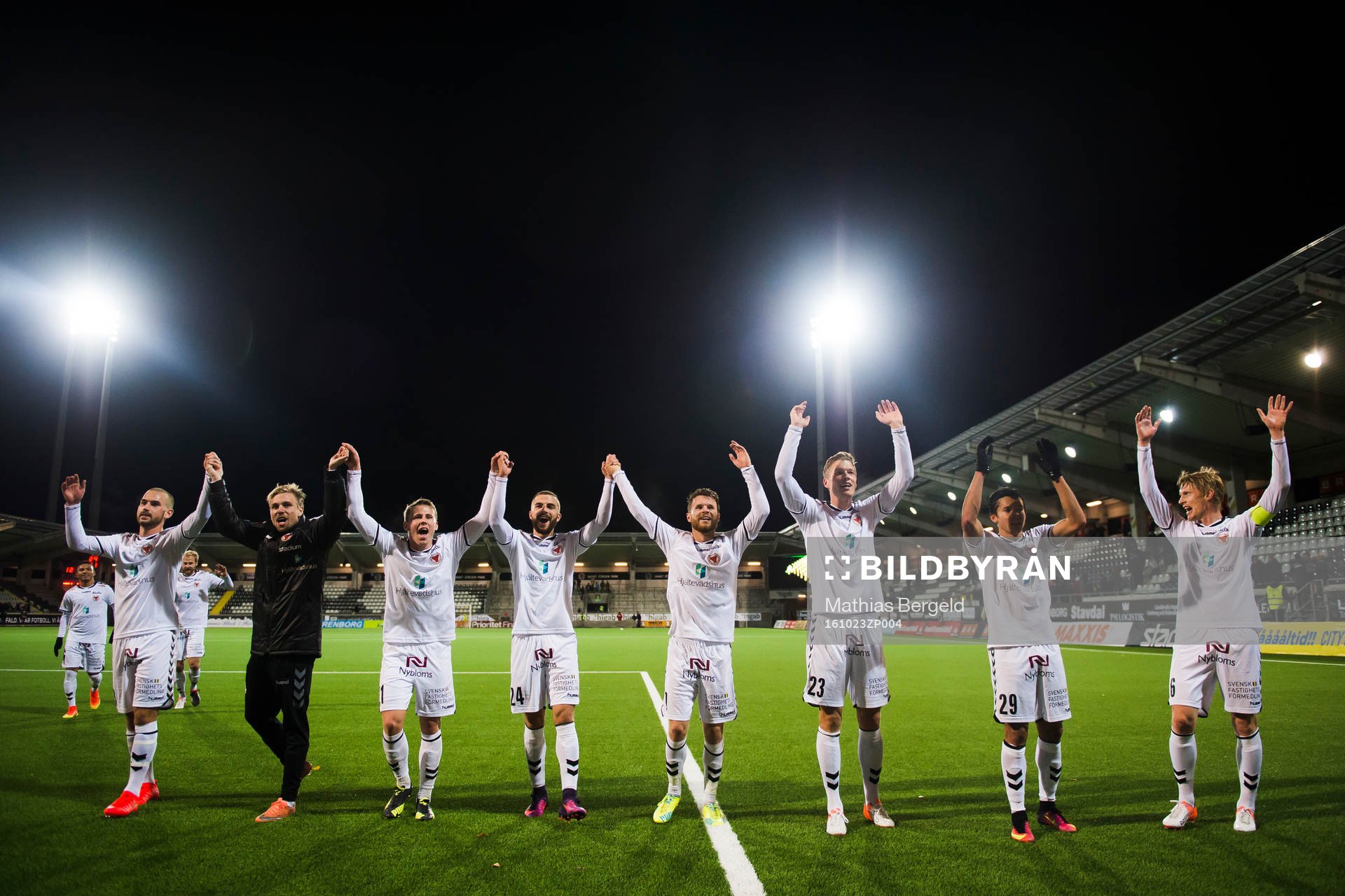 Kalmars spelare jublar med de tillresta supportrarna efter fotbollsmatchen i Allsvenskan mellan Häcken och Kalmar den 23 Oktober 2016 i Göteborg.