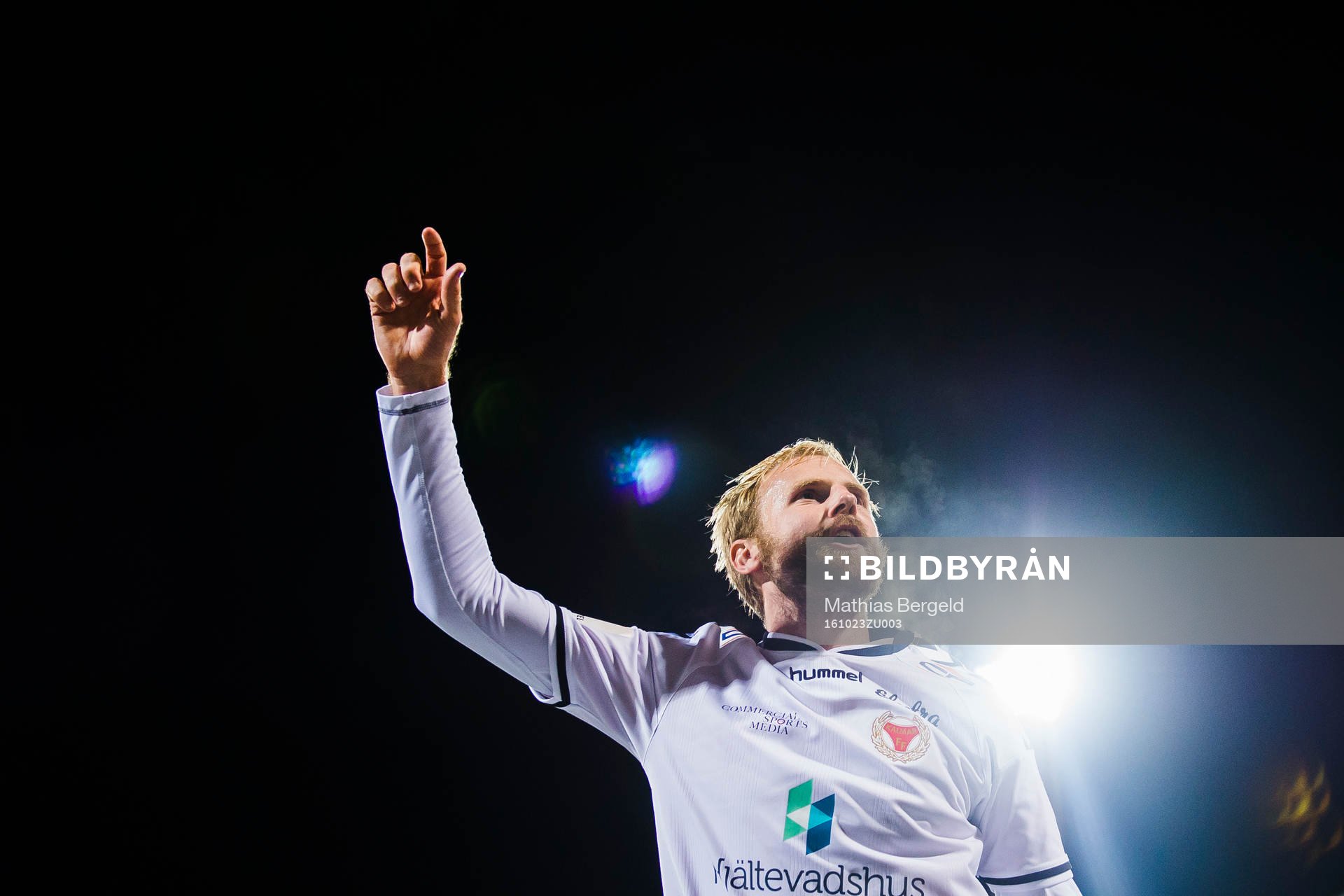Kalmars Markus Thorbjörnsson jublar med de tillresta supportrarna efter fotbollsmatchen i Allsvenskan mellan Häcken och Kalmar den 23 Oktober 2016 i Göteborg.