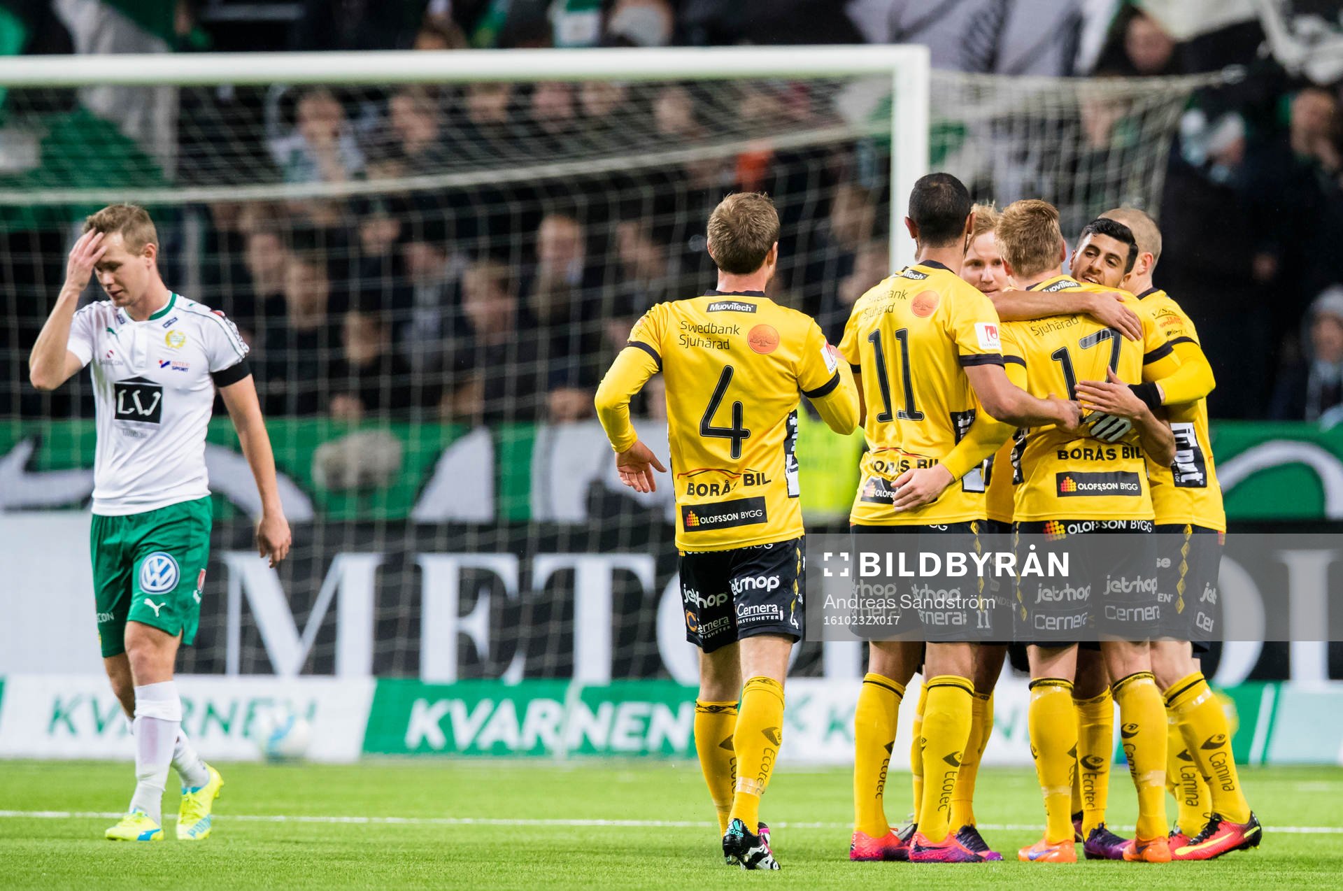 Elfsborgs Per Frick gör 0-2 och gratuleras av lagkamrater