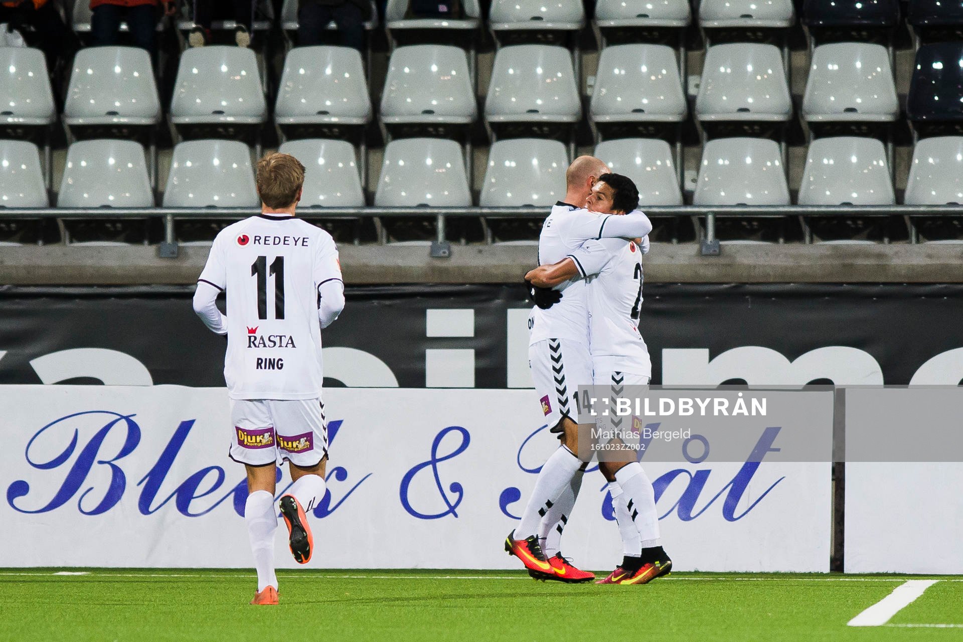 Kalmars Stefan Larsson jublar med målskytten till 1-0