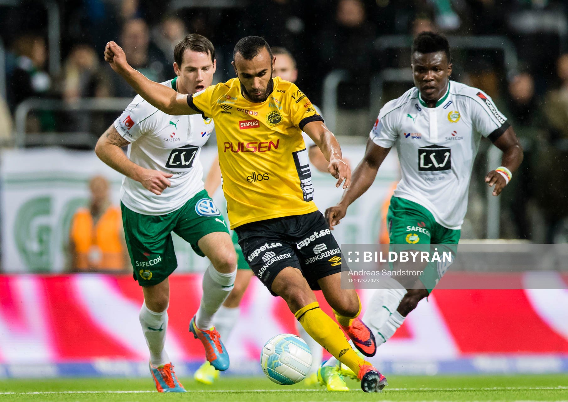 Elfsborgs Issam Jebali jagas av Hammarbys Johan Persson (v)
